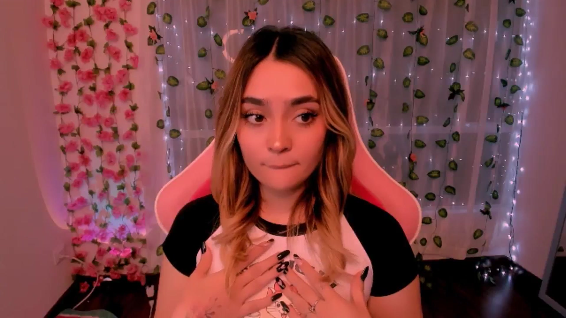 Gallery image thumbnail from Sugar_h0ney's myfreecams stream on, 07/22/2024, 06:57 image 20 of 20