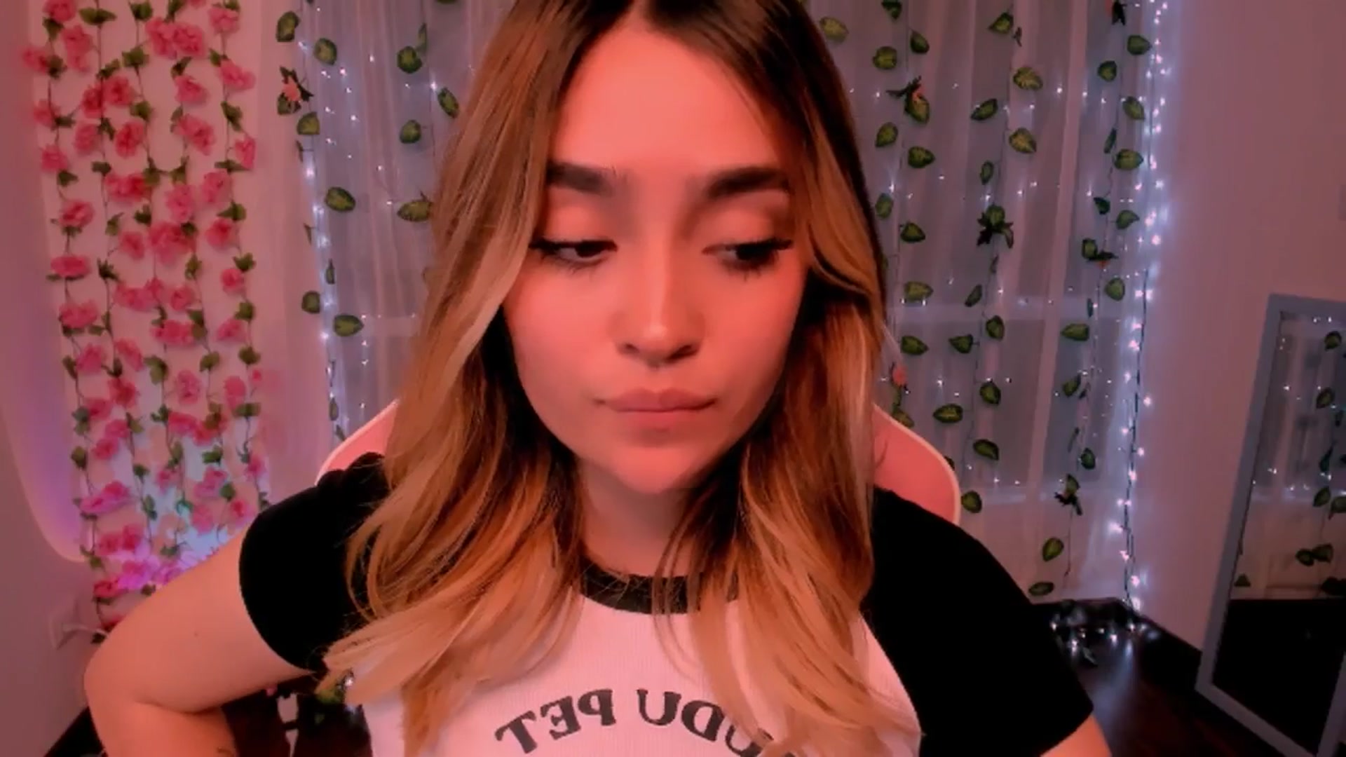 Gallery image thumbnail from Sugar_h0ney's myfreecams stream on, 07/22/2024, 06:57 image 6 of 20
