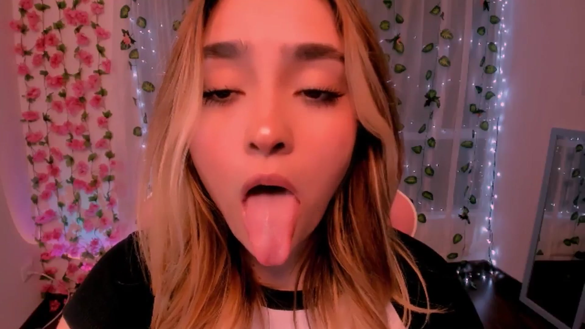 Gallery image thumbnail from Sugar_h0ney's myfreecams stream on, 07/22/2024, 06:57 image 14 of 20