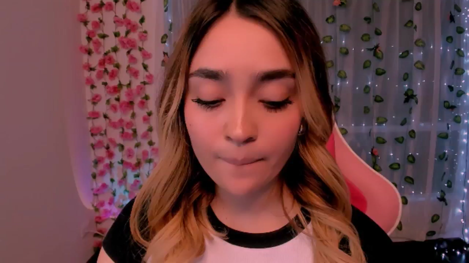Gallery image thumbnail from Sugar_h0ney's myfreecams stream on, 07/29/2024, 07:07 image 8 of 20