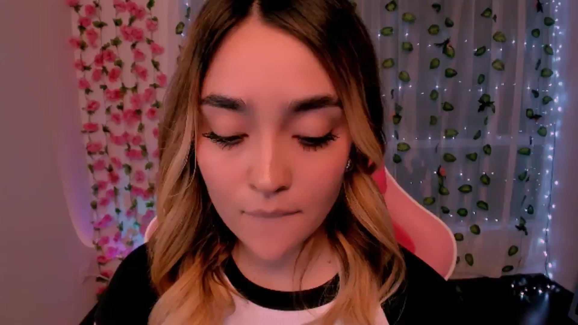 Gallery image thumbnail from Sugar_h0ney's myfreecams stream on, 07/29/2024, 07:07 image 5 of 20