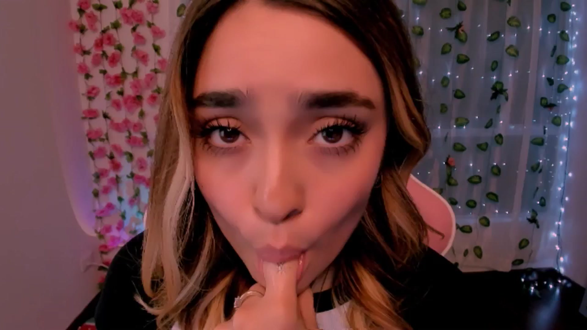Gallery image thumbnail from Sugar_h0ney's myfreecams stream on, 07/29/2024, 07:07 image 14 of 20