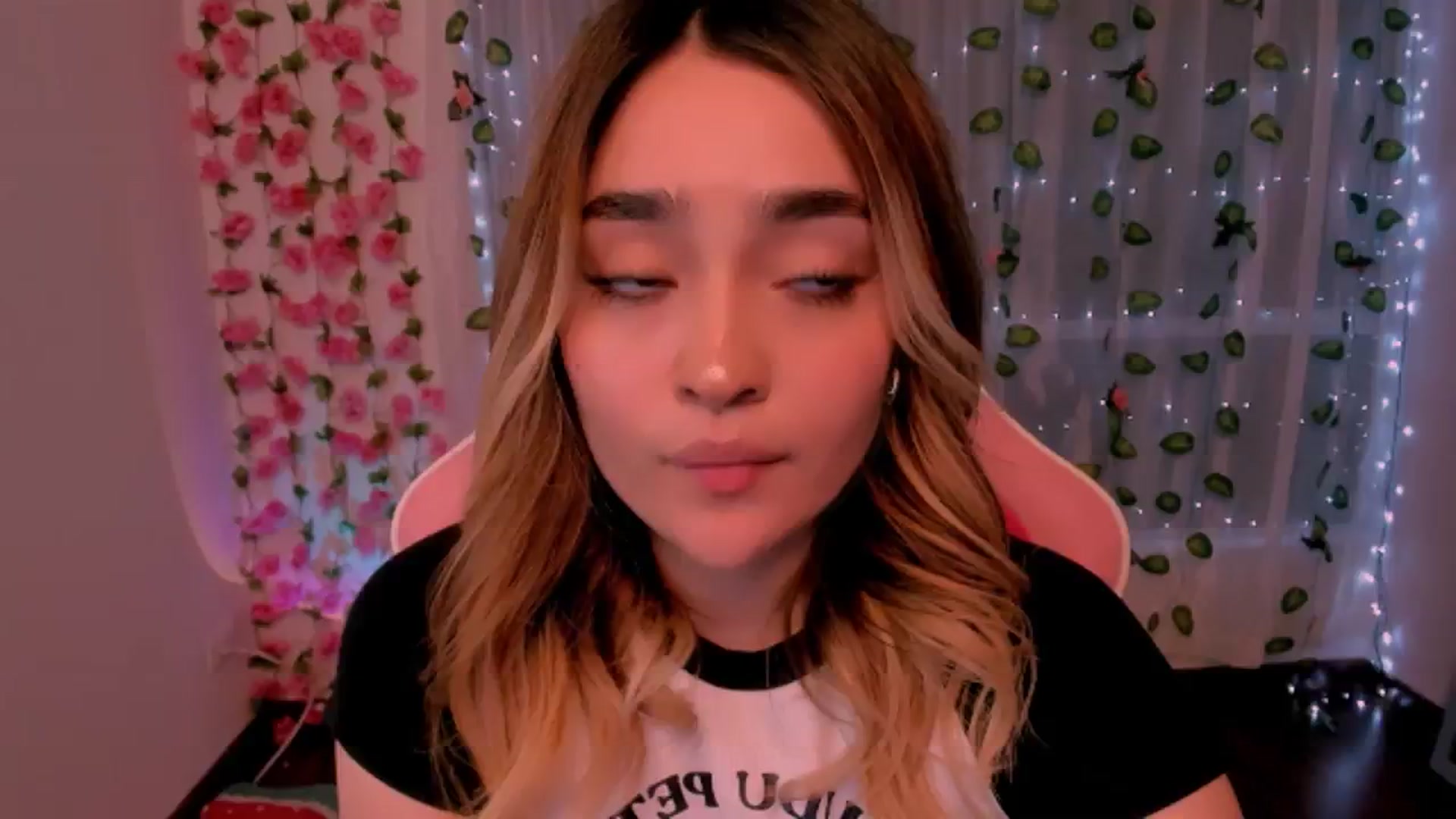 Gallery image thumbnail from Sugar_h0ney's myfreecams stream on, 07/29/2024, 07:07 image 20 of 20