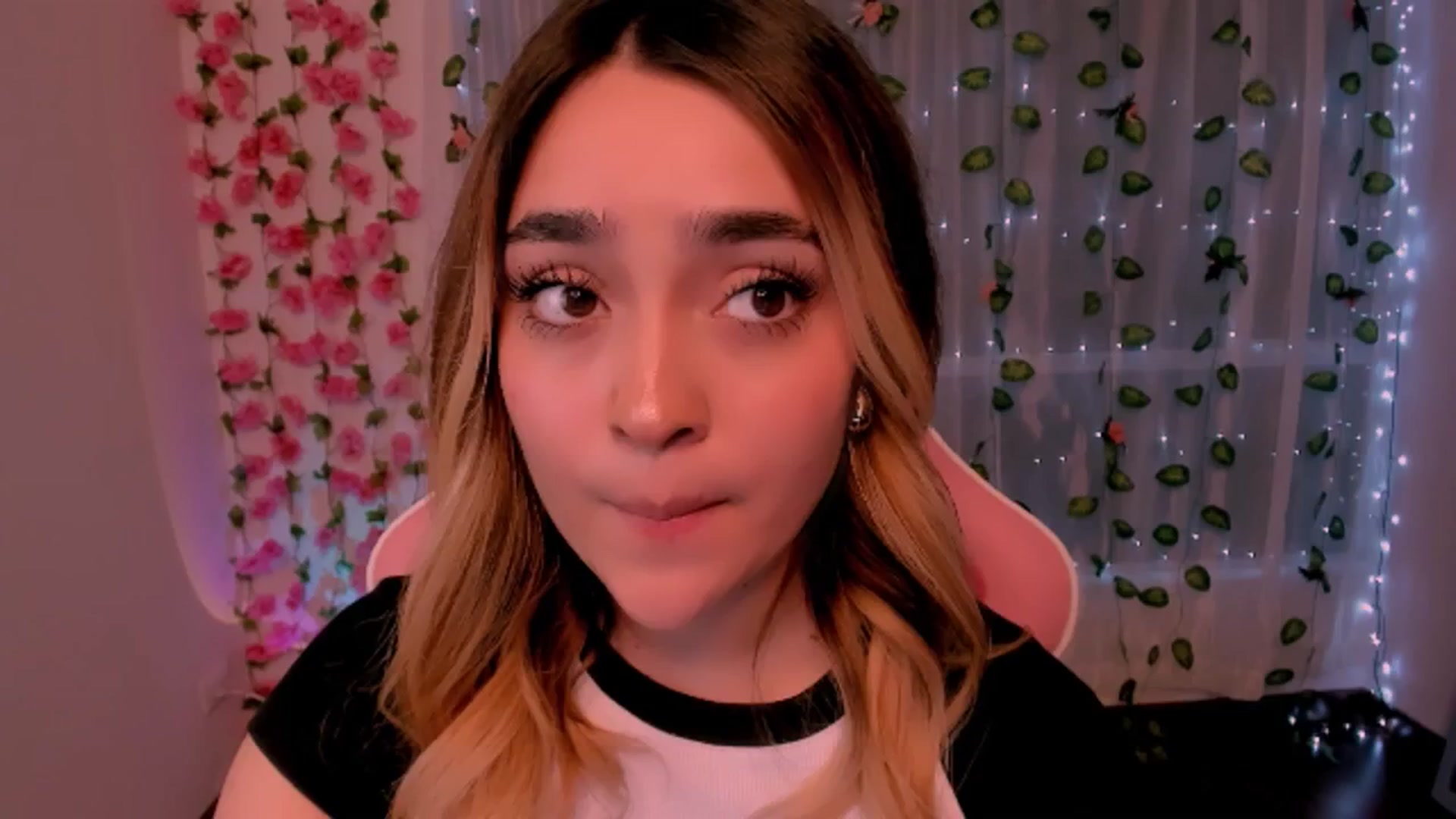Gallery image thumbnail from Sugar_h0ney's myfreecams stream on, 07/29/2024, 07:07 image 3 of 20