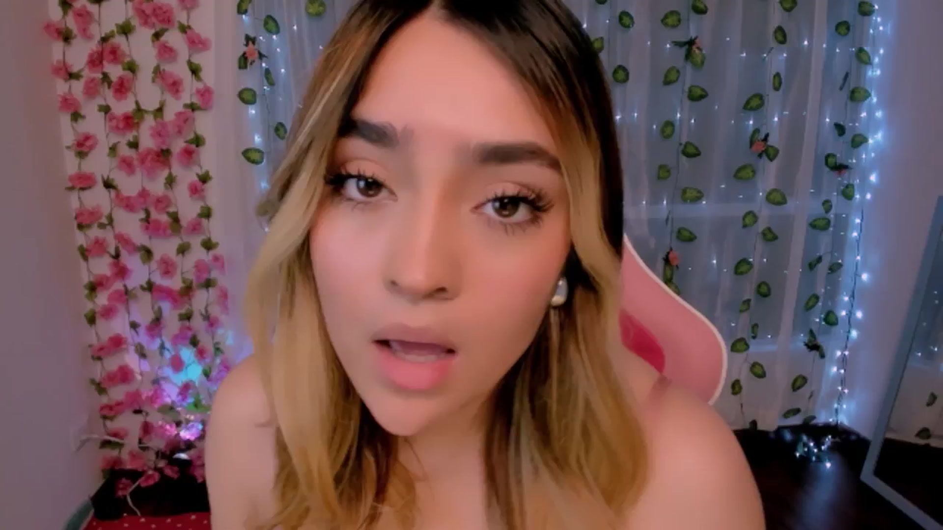 Gallery image thumbnail from Sugar_h0ney's myfreecams stream on, 08/19/2024, 01:56 image 2 of 20