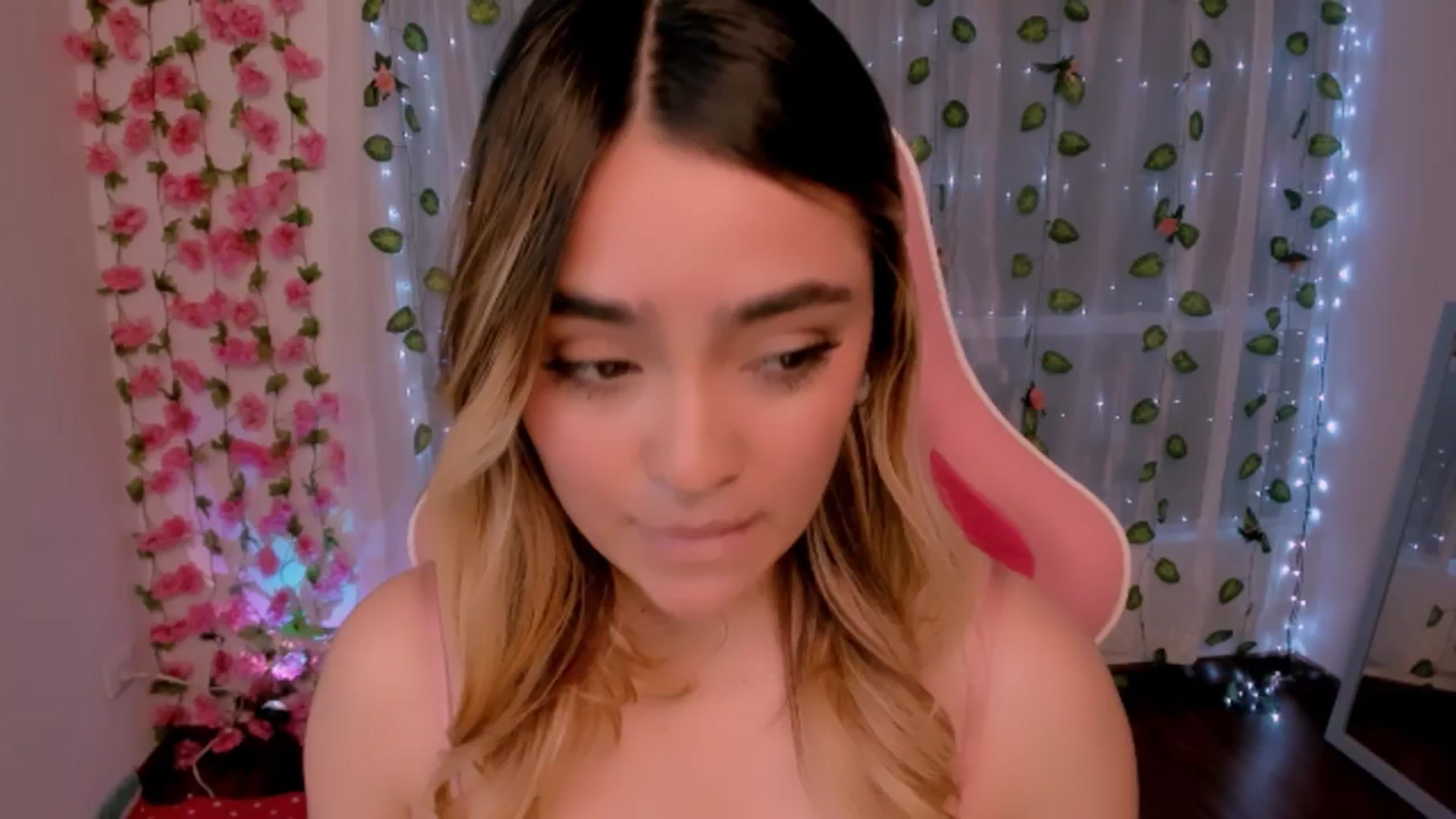 Gallery image thumbnail from Sugar_h0ney's myfreecams stream on, 08/19/2024, 01:56 image 14 of 20