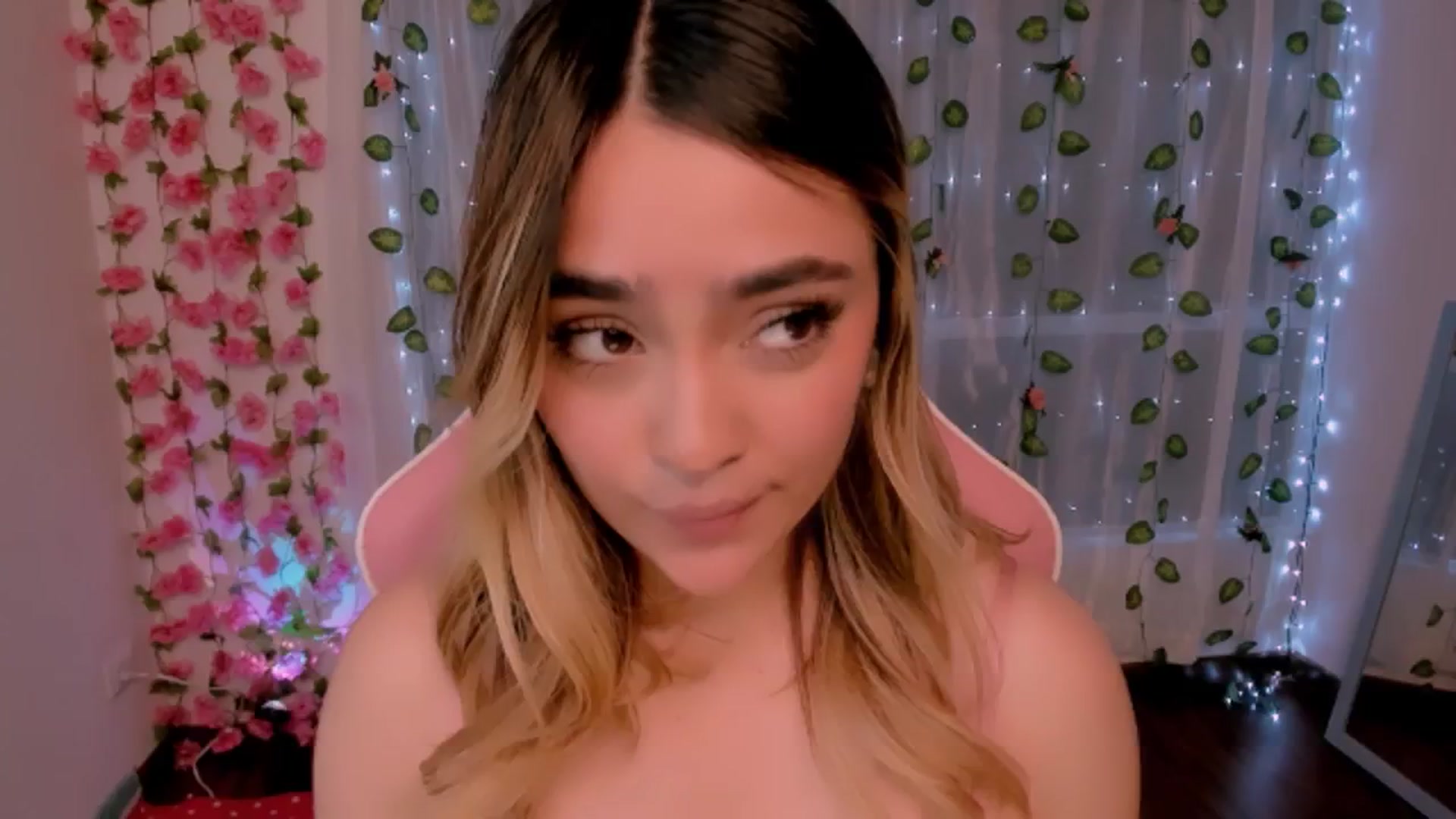 Gallery image thumbnail from Sugar_h0ney's myfreecams stream on, 08/19/2024, 01:56 image 18 of 20