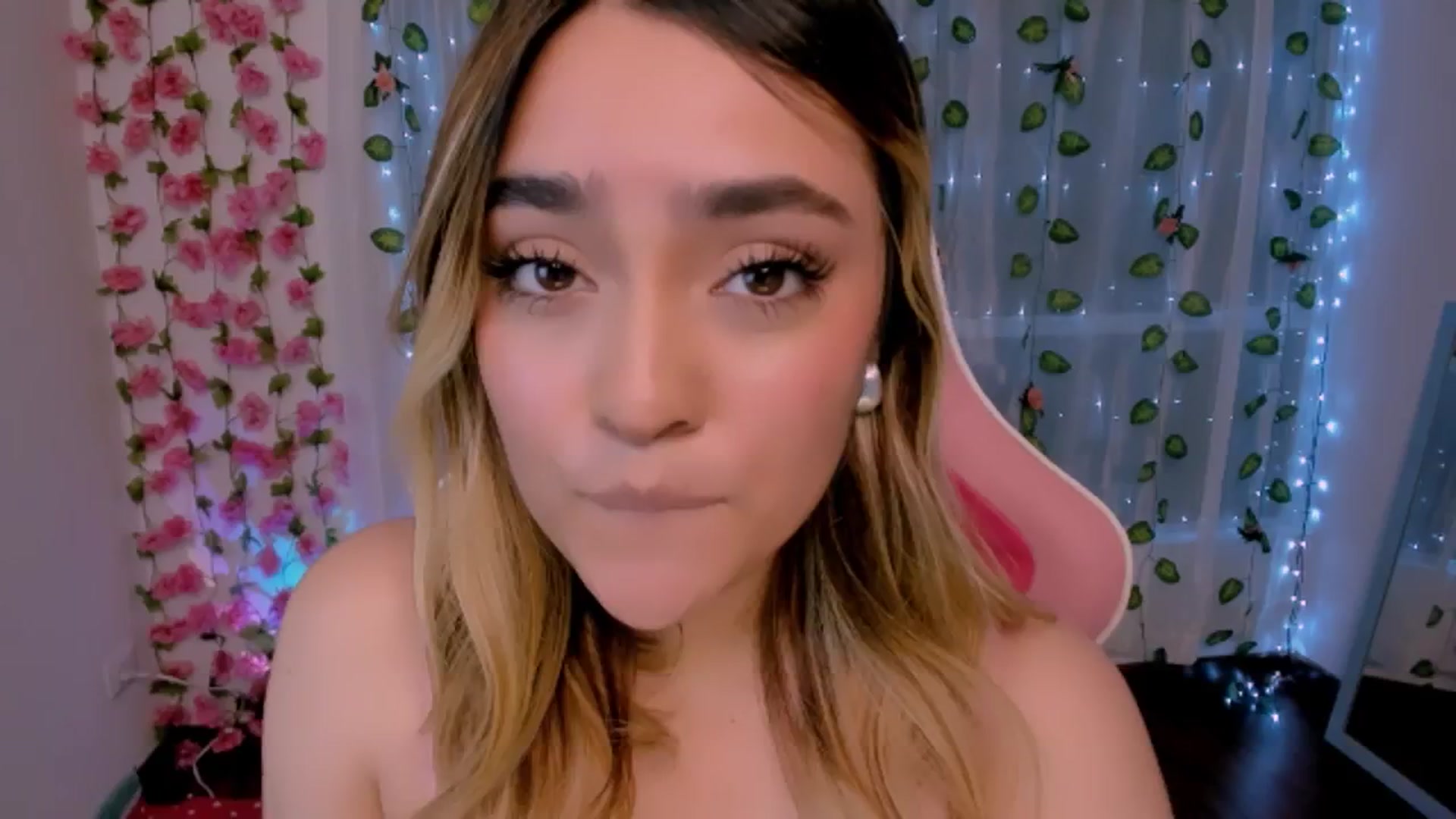Gallery image thumbnail from Sugar_h0ney's myfreecams stream on, 08/19/2024, 01:56 image 9 of 20