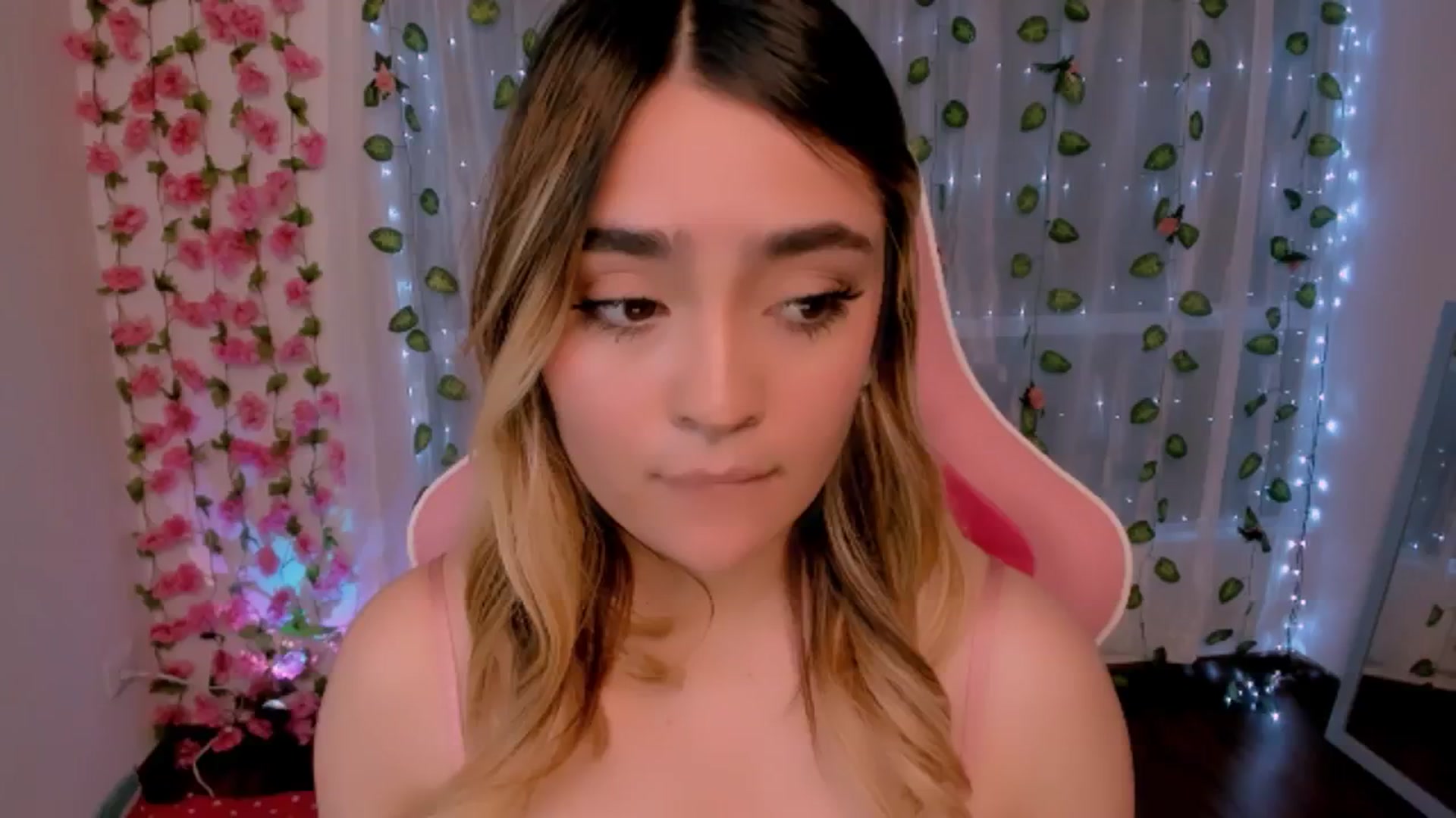 Gallery image thumbnail from Sugar_h0ney's myfreecams stream on, 08/19/2024, 01:56 image 13 of 20