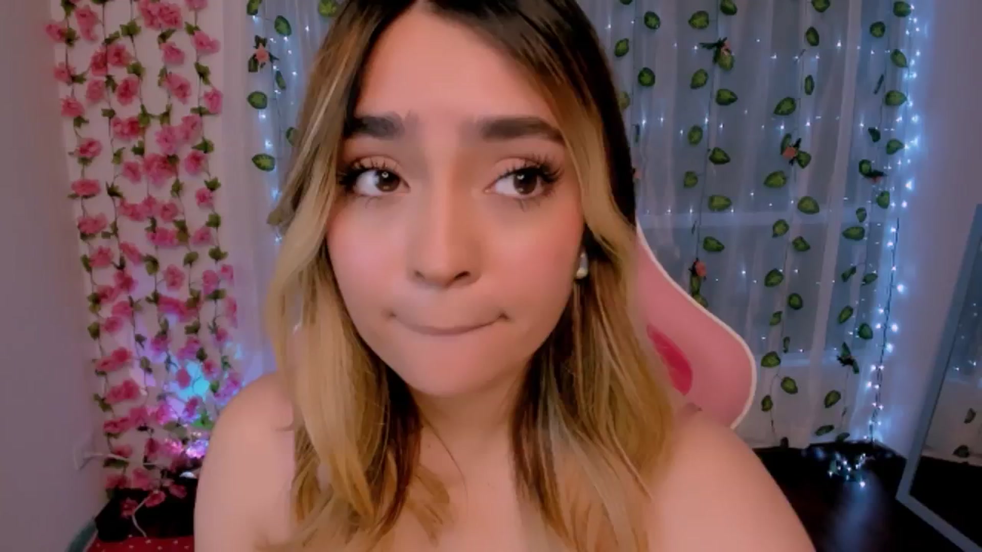 Gallery image thumbnail from Sugar_h0ney's myfreecams stream on, 08/19/2024, 01:56 image 3 of 20