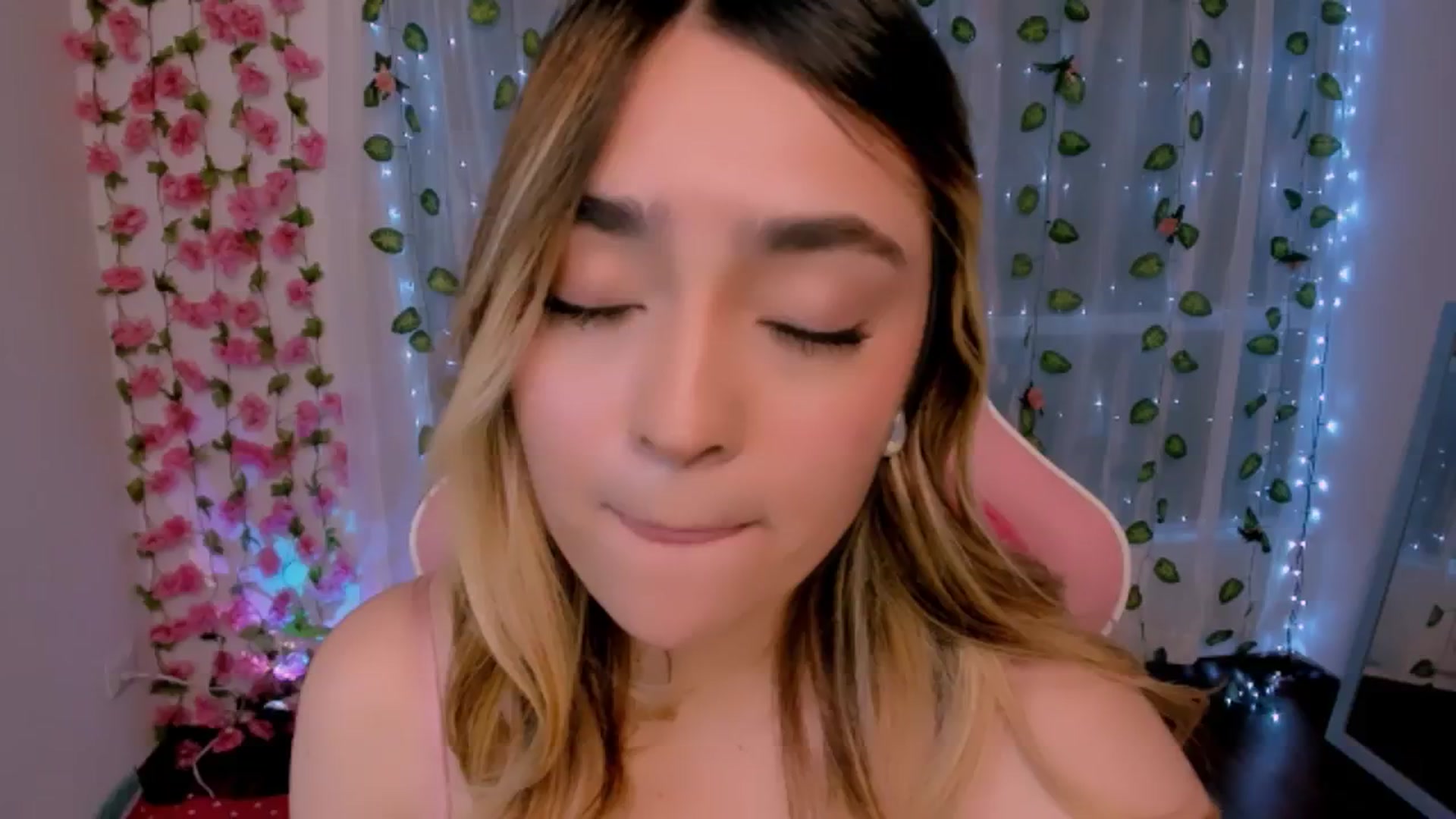 Gallery image thumbnail from Sugar_h0ney's myfreecams stream on, 08/19/2024, 01:56 image 5 of 20