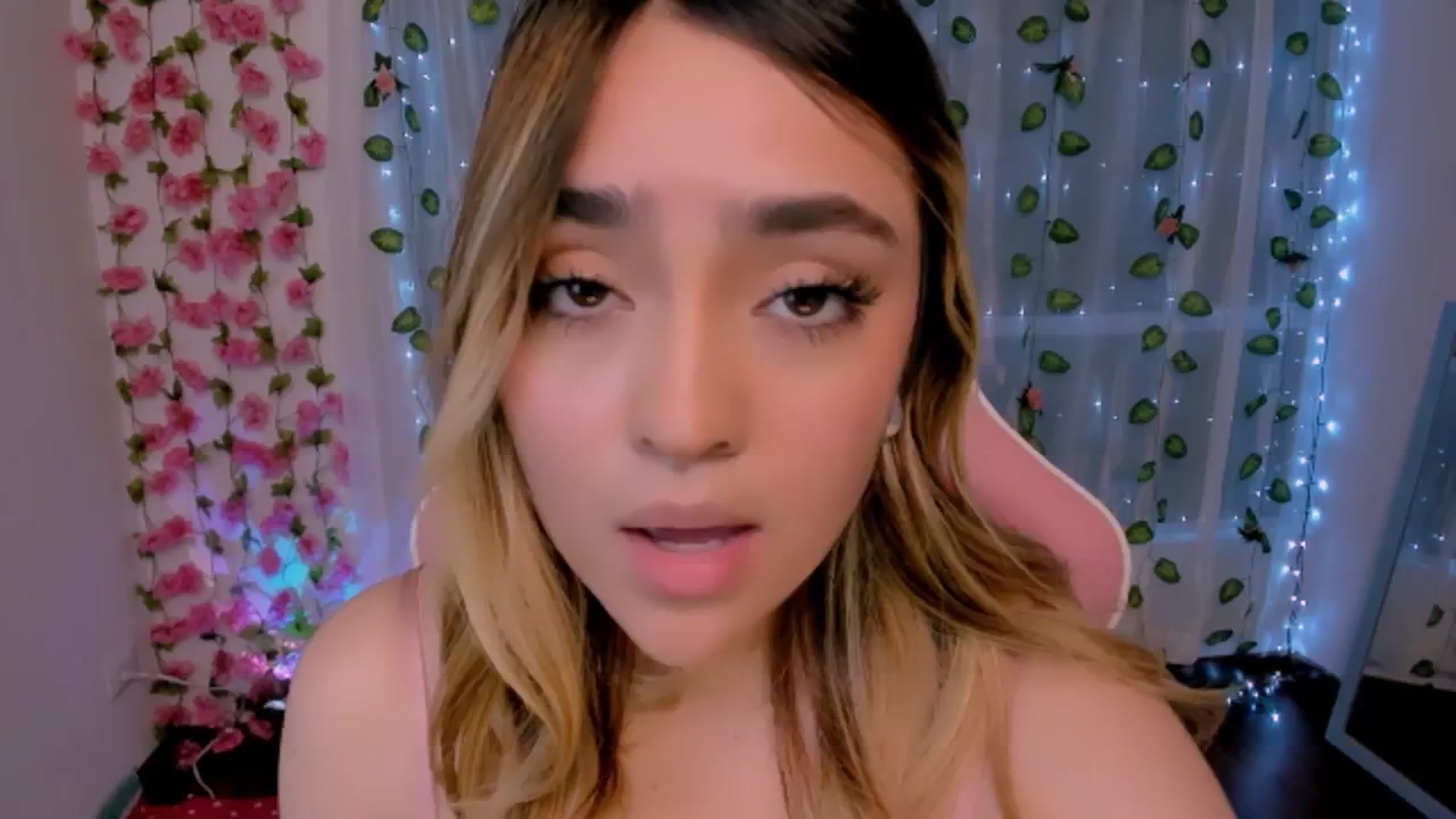 Gallery image thumbnail from Sugar_h0ney's myfreecams stream on, 08/19/2024, 01:56 image 6 of 20