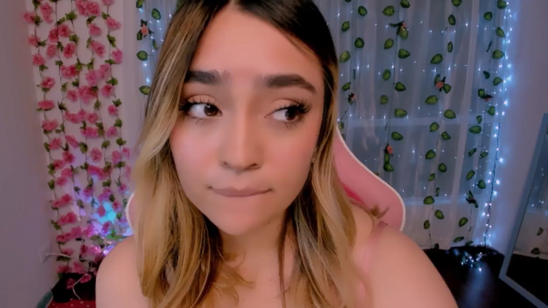 Gallery image thumbnail from Sugar_h0ney's myfreecams stream on, 08/19/2024, 01:56 image 20 of 20