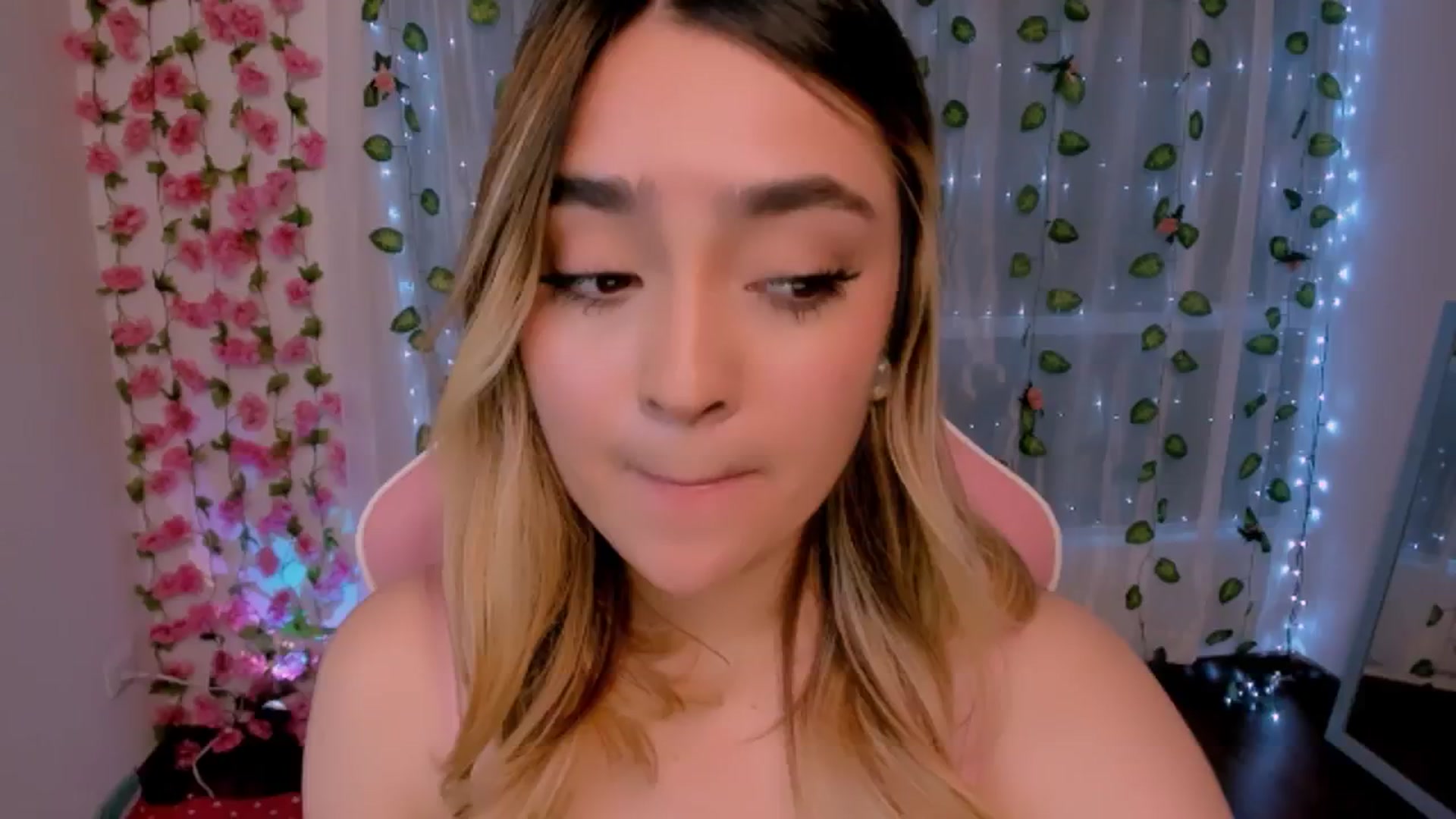 Gallery image thumbnail from Sugar_h0ney's myfreecams stream on, 08/19/2024, 01:56 image 17 of 20