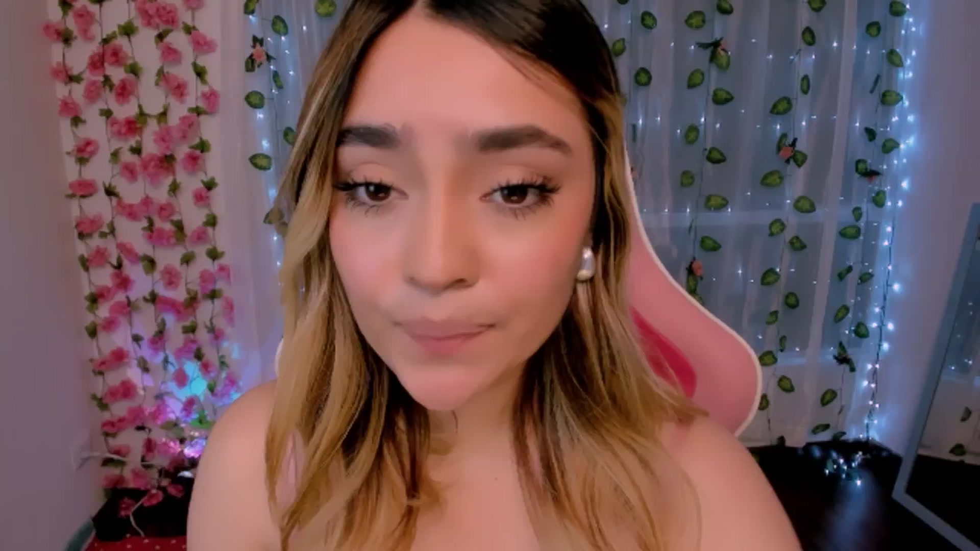 Gallery image thumbnail from Sugar_h0ney's myfreecams stream on, 08/19/2024, 01:56 image 8 of 20