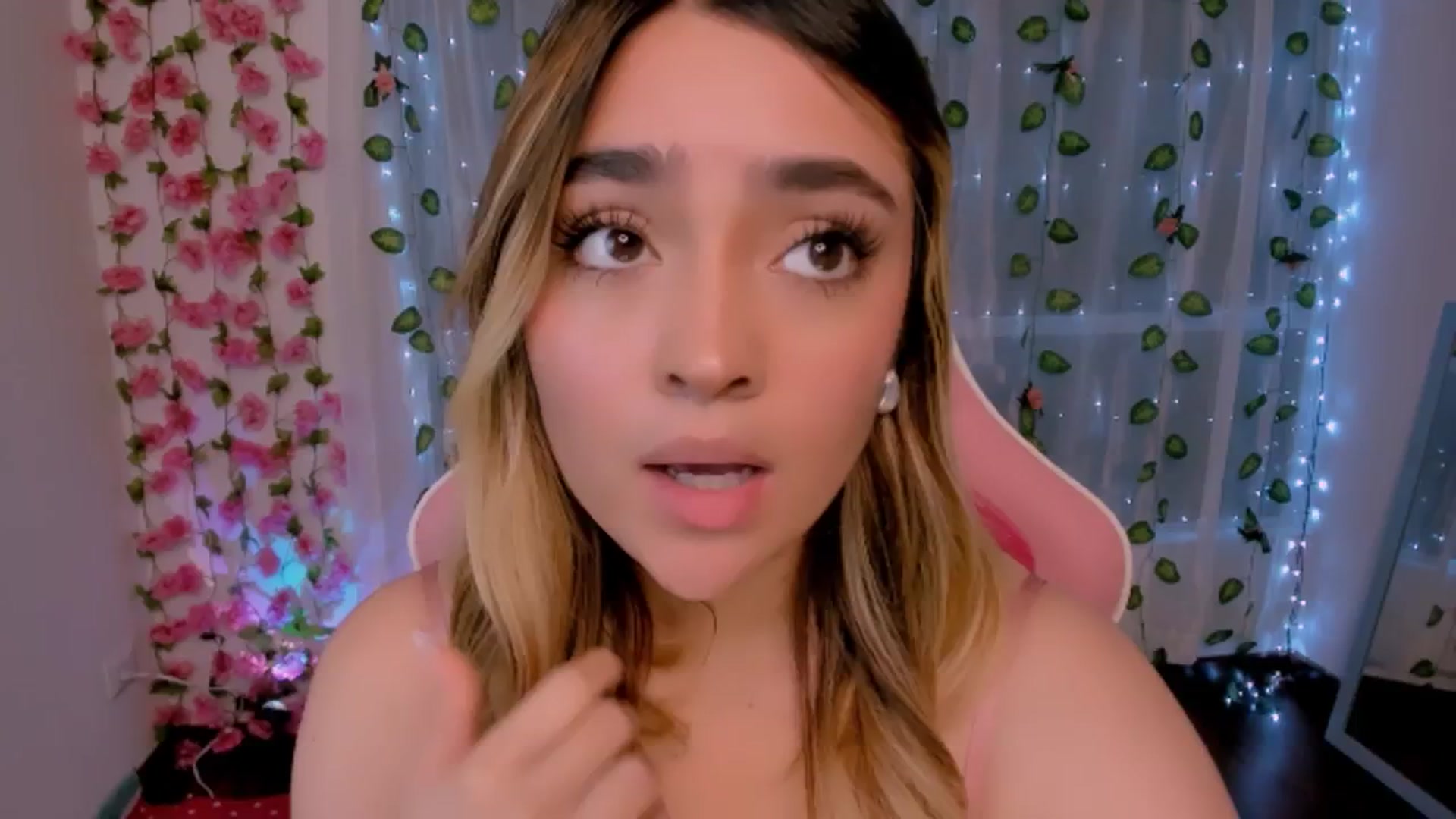 Gallery image thumbnail from Sugar_h0ney's myfreecams stream on, 08/19/2024, 01:56 image 12 of 20