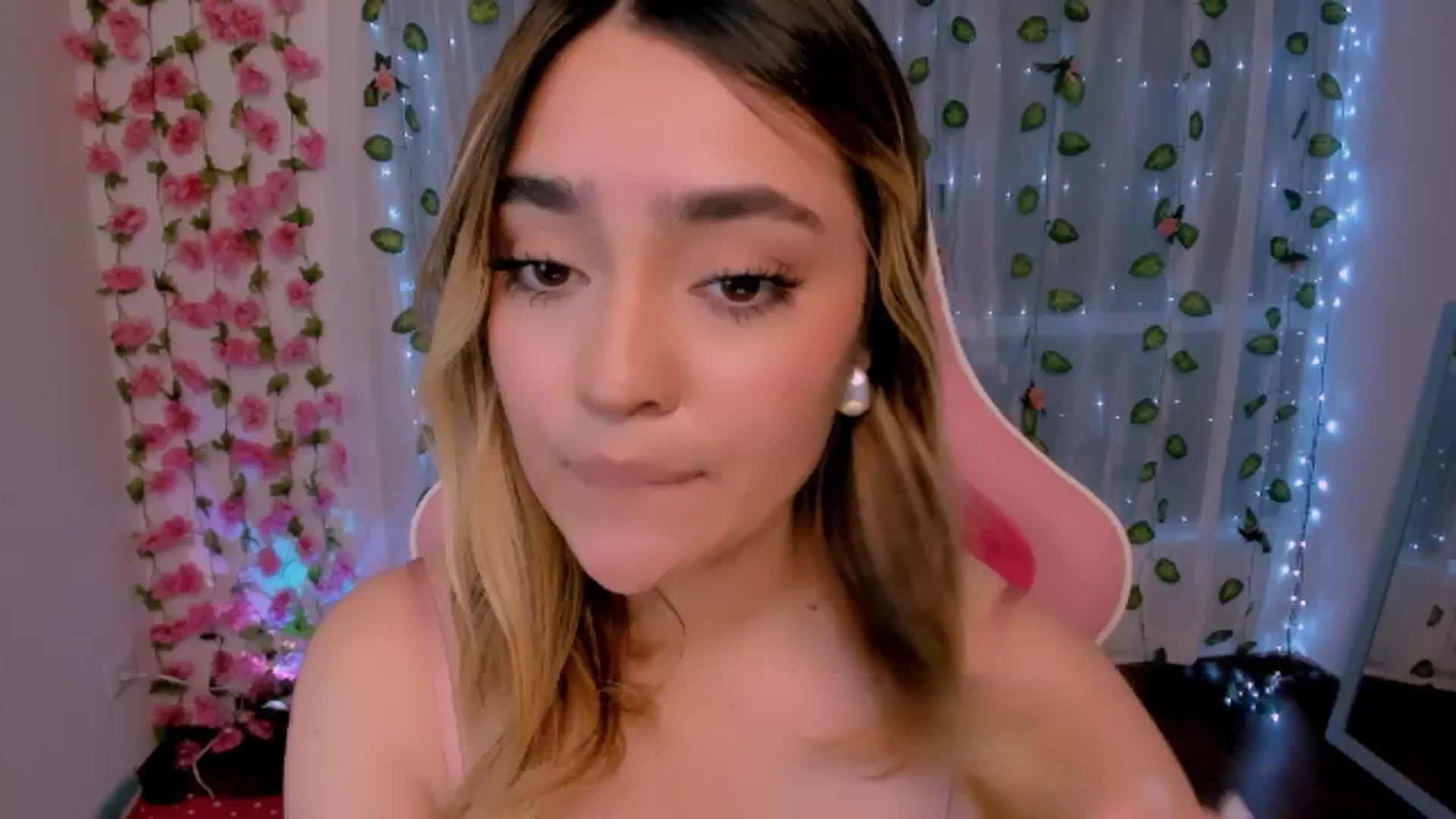 Gallery image thumbnail from Sugar_h0ney's myfreecams stream on, 08/19/2024, 01:56 image 11 of 20