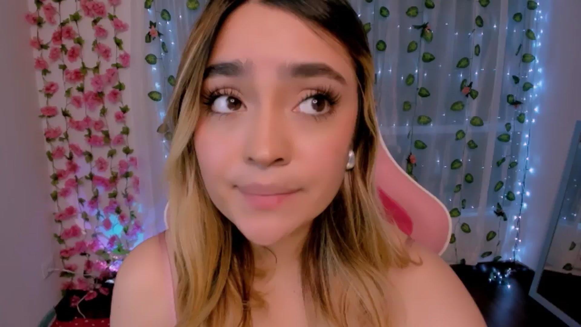 Gallery image thumbnail from Sugar_h0ney's myfreecams stream on, 08/19/2024, 01:56 image 10 of 20