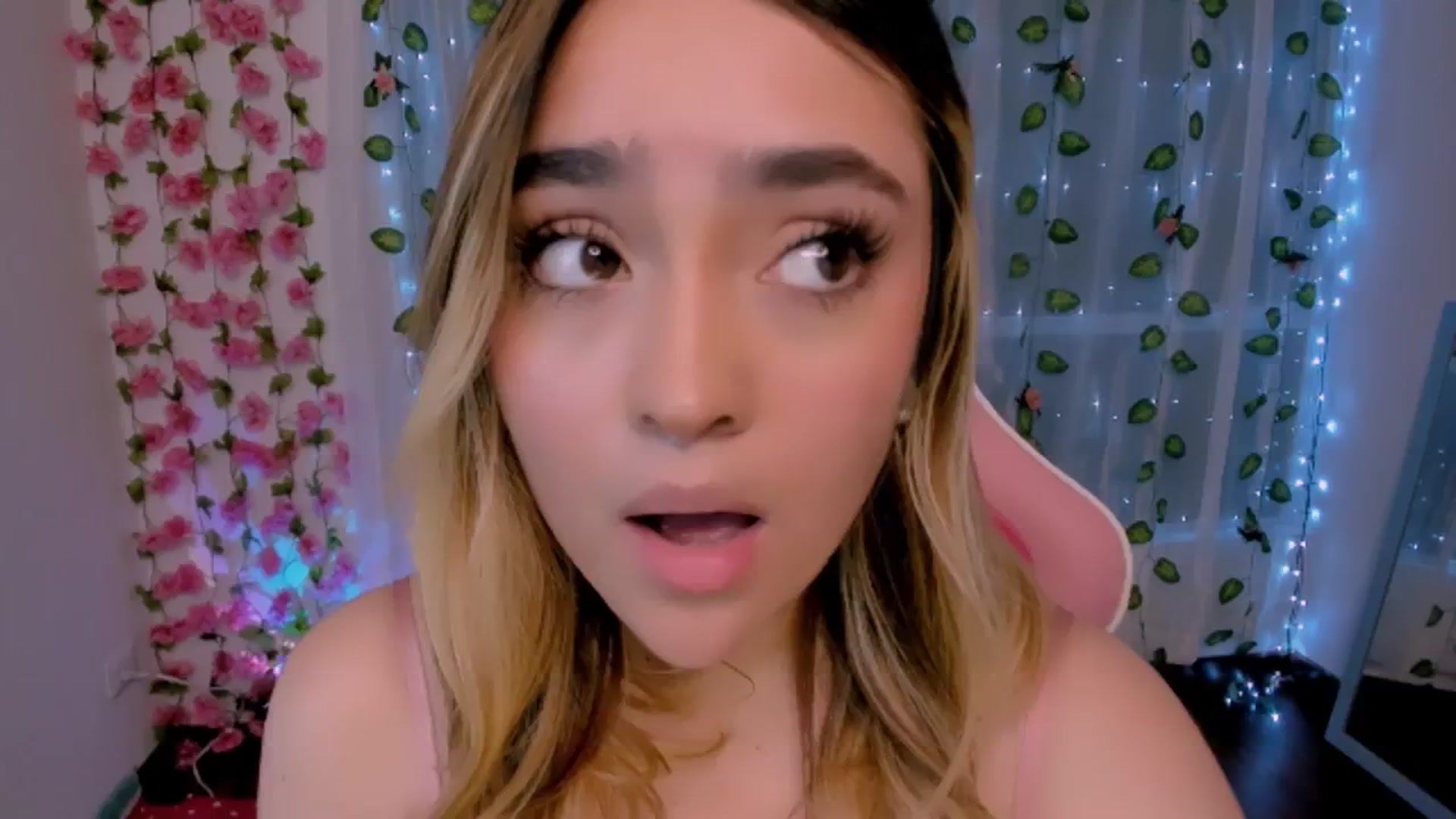 Gallery image thumbnail from Sugar_h0ney's myfreecams stream on, 08/19/2024, 01:56 image 15 of 20