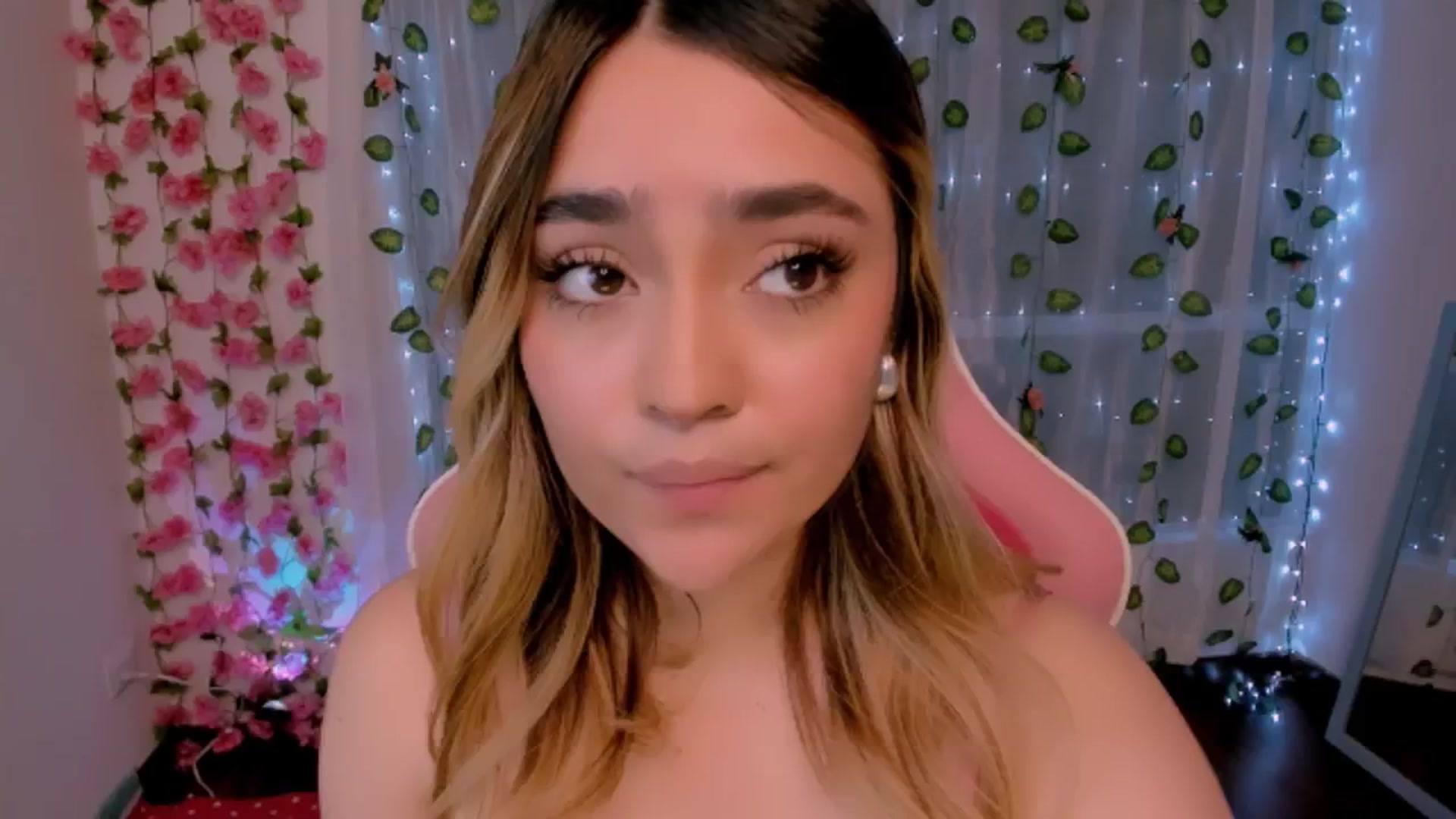 Gallery image thumbnail from Sugar_h0ney's myfreecams stream on, 08/19/2024, 01:56 image 7 of 20