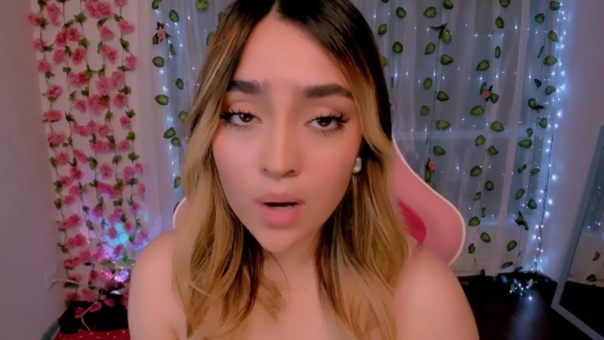 Gallery image thumbnail from Sugar_h0ney's myfreecams stream on, 08/19/2024, 01:56 image 1 of 20