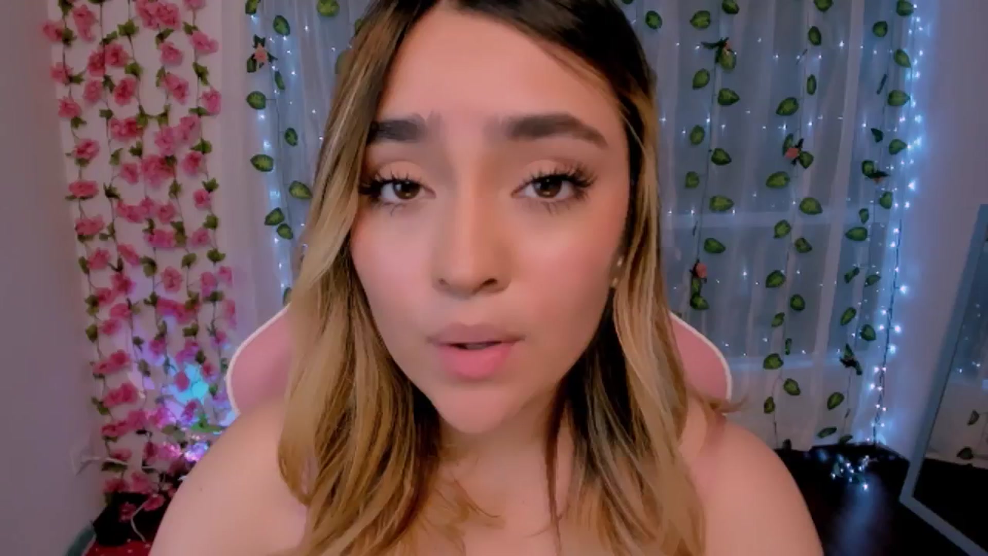 Gallery image thumbnail from Sugar_h0ney's myfreecams stream on, 08/19/2024, 01:56 image 19 of 20