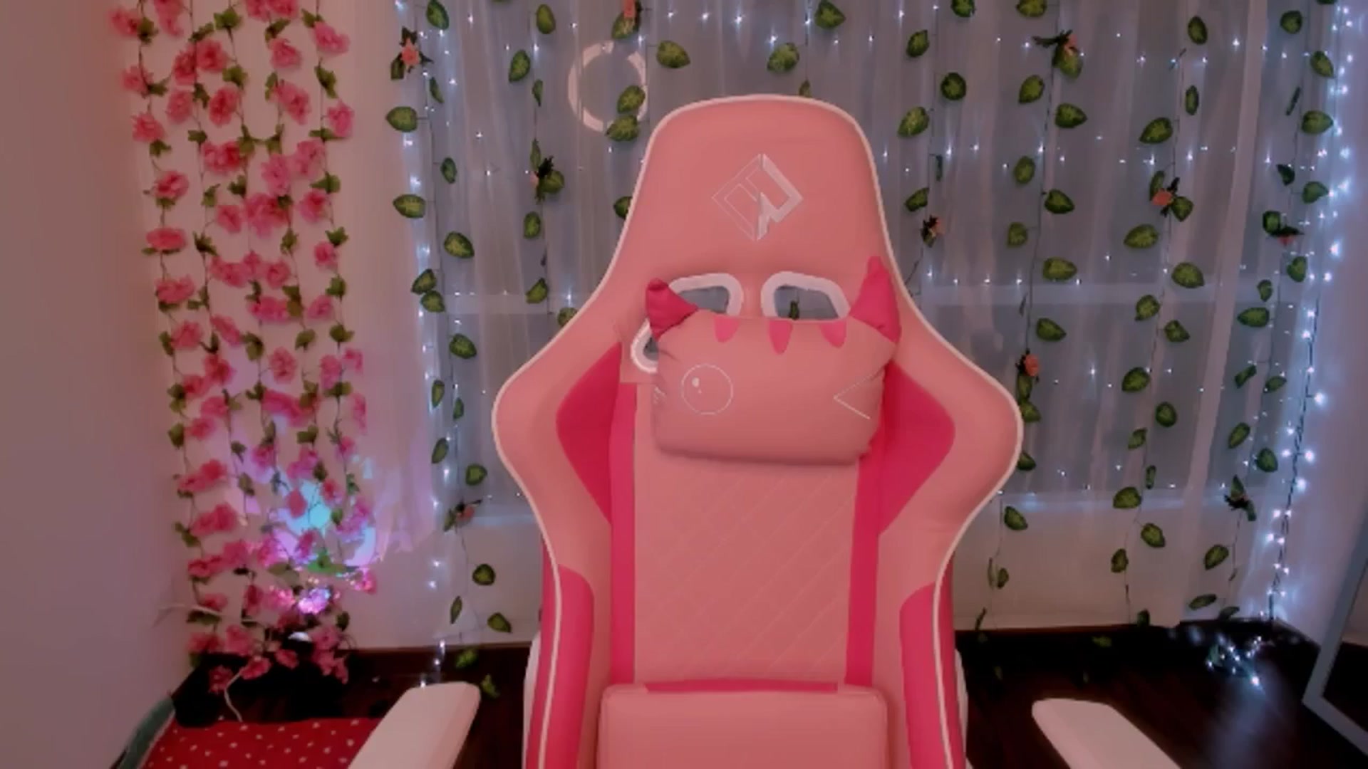 Gallery image thumbnail from Sugar_h0ney's myfreecams stream on, 08/19/2024, 03:20 image 16 of 20