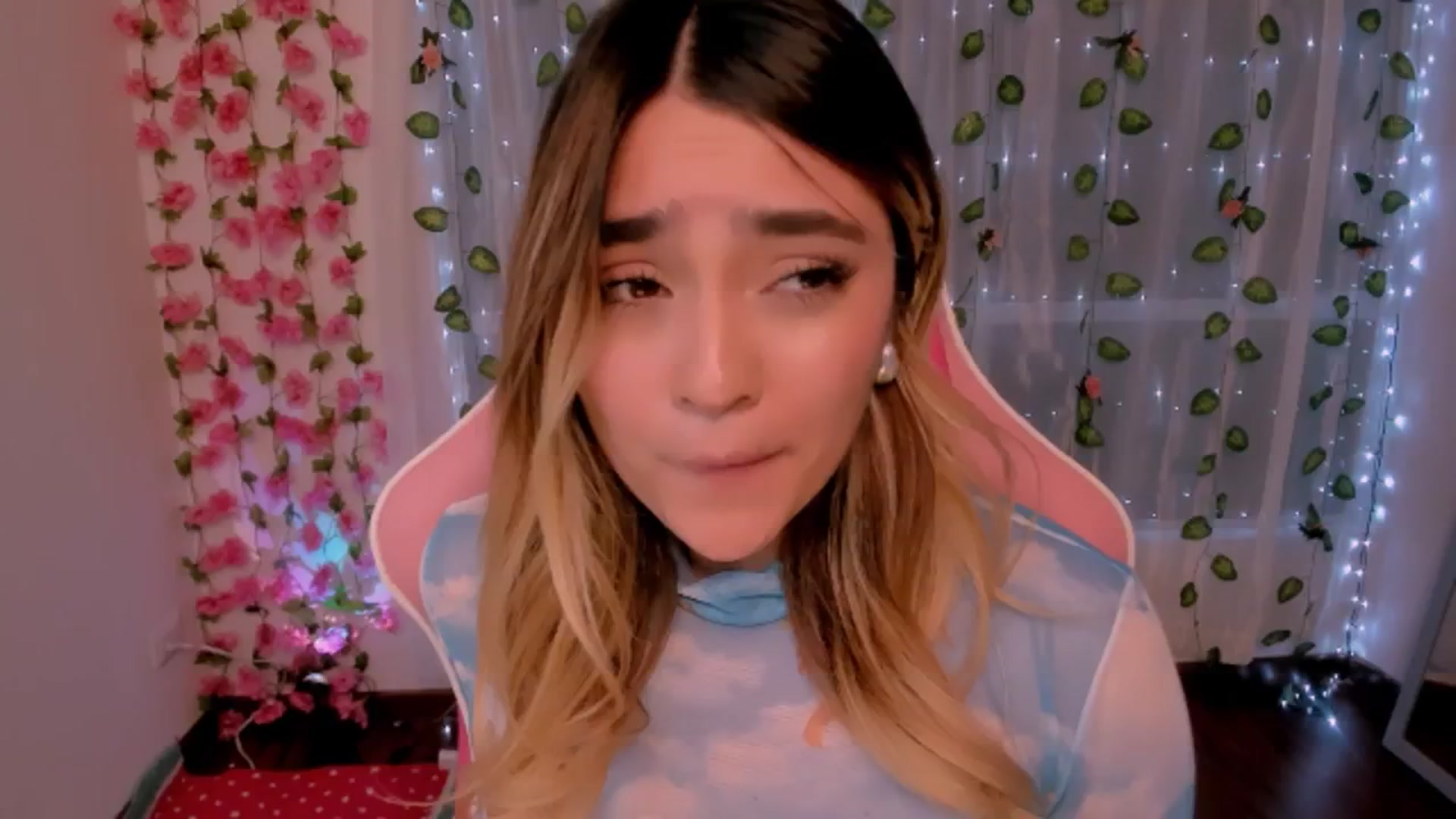 Gallery image thumbnail from Sugar_h0ney's myfreecams stream on, 08/19/2024, 03:20 image 15 of 20