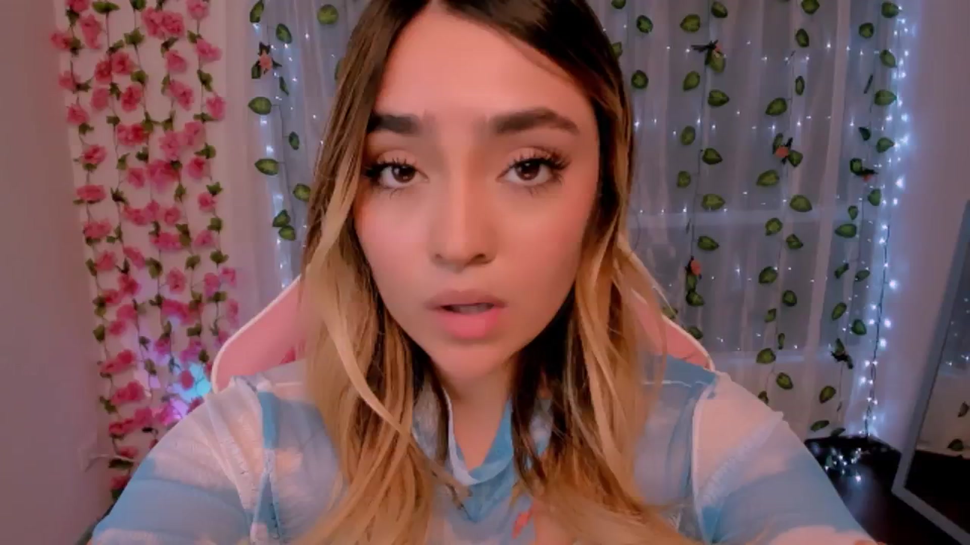 Gallery image thumbnail from Sugar_h0ney's myfreecams stream on, 08/19/2024, 03:20 image 6 of 20