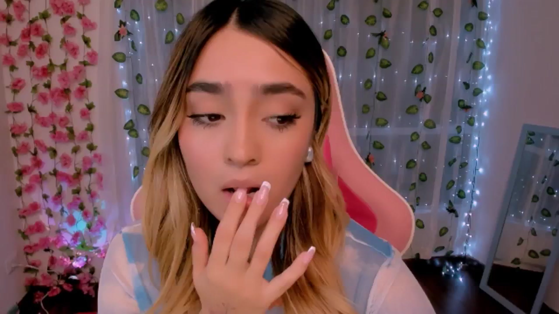 Gallery image thumbnail from Sugar_h0ney's myfreecams stream on, 08/19/2024, 03:20 image 12 of 20