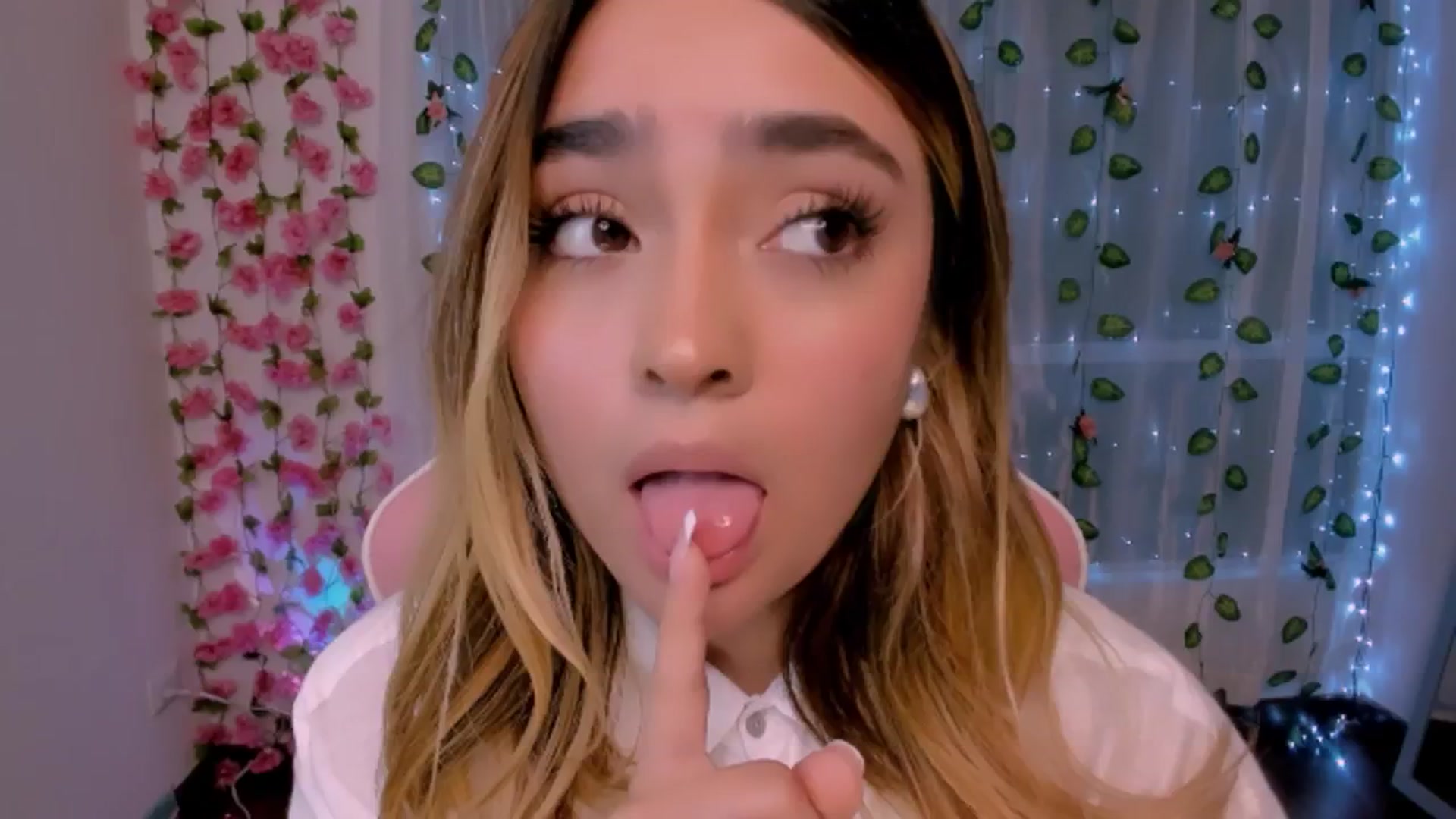 Gallery image thumbnail from Sugar_h0ney's myfreecams stream on, 08/19/2024, 03:20 image 18 of 20