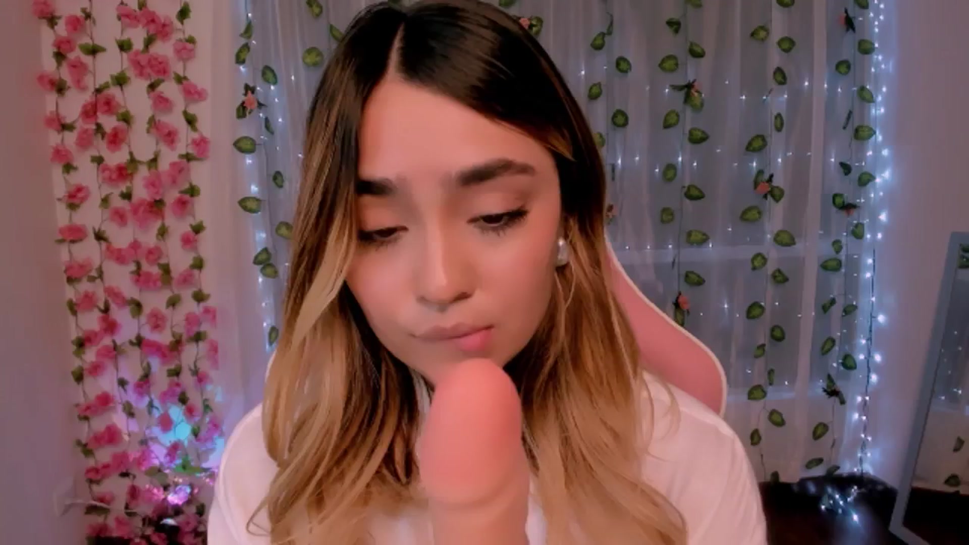 Gallery image thumbnail from Sugar_h0ney's myfreecams stream on, 08/19/2024, 03:20 image 19 of 20