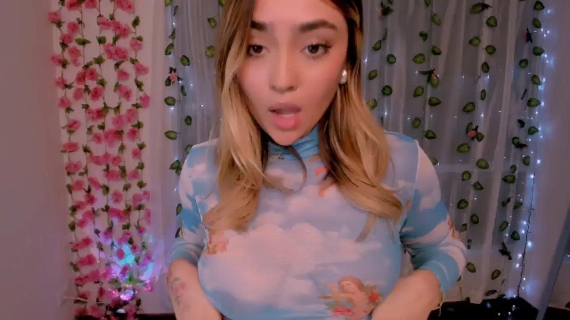 Gallery image thumbnail from Sugar_h0ney's myfreecams stream on, 08/19/2024, 03:20 image 3 of 20