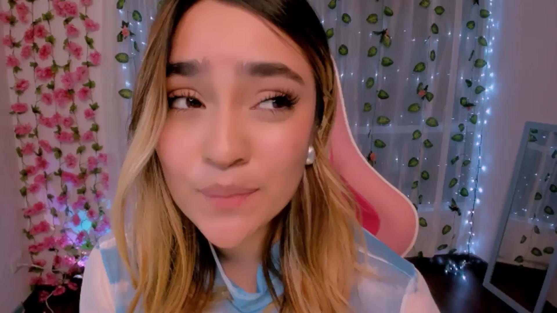 Gallery image thumbnail from Sugar_h0ney's myfreecams stream on, 08/19/2024, 03:20 image 10 of 20