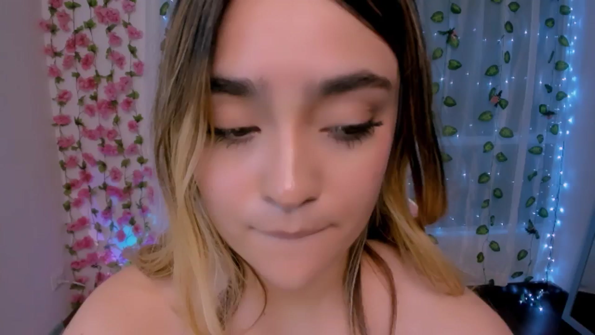 Gallery image thumbnail from Sugar_h0ney's myfreecams stream on, 08/19/2024, 05:05 image 11 of 20