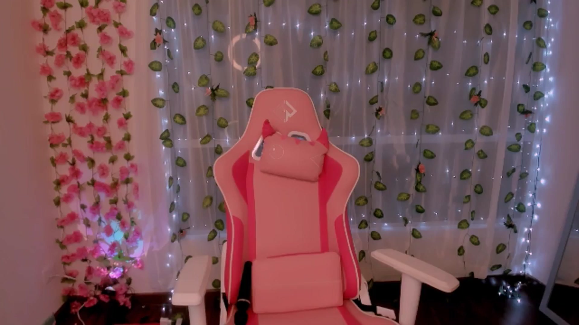Gallery image thumbnail from Sugar_h0ney's myfreecams stream on, 08/19/2024, 05:05 image 1 of 20