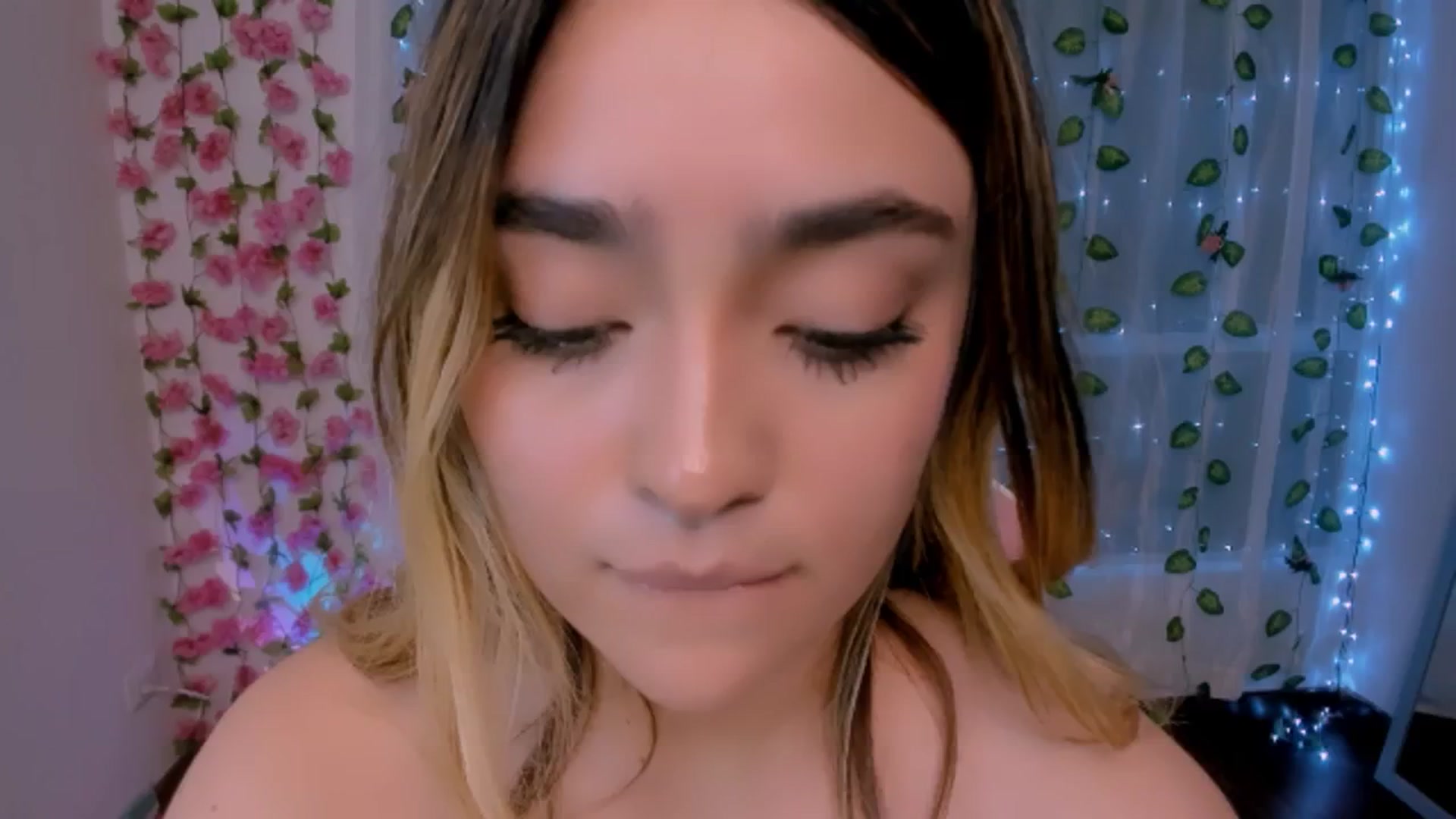 Gallery image thumbnail from Sugar_h0ney's myfreecams stream on, 08/19/2024, 05:05 image 12 of 20