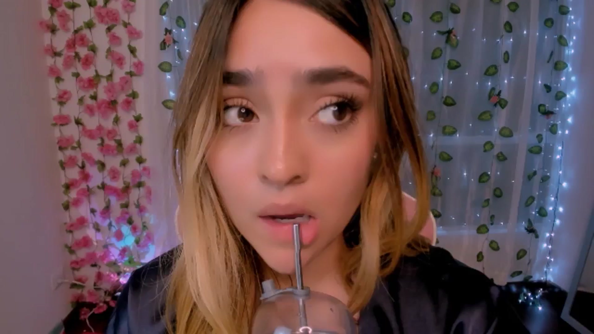 Gallery image thumbnail from Sugar_h0ney's myfreecams stream on, 08/19/2024, 05:05 image 17 of 20