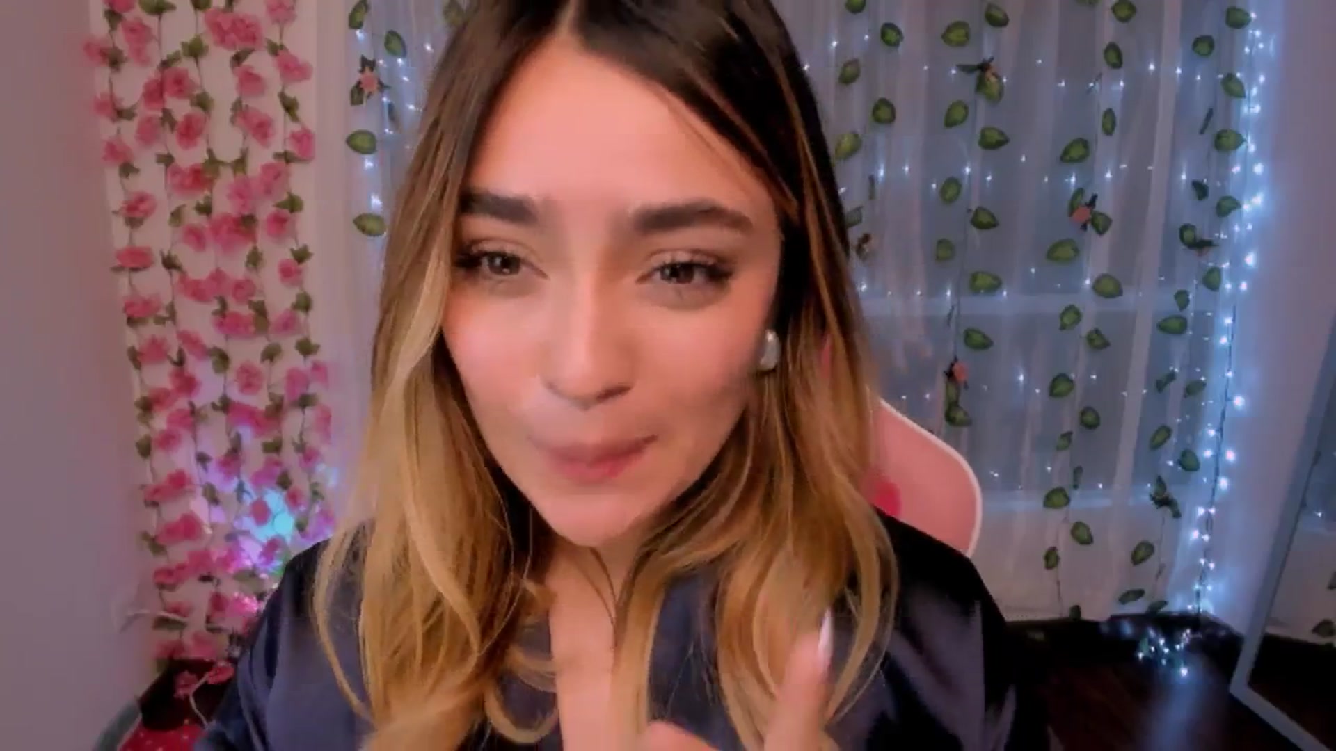 Gallery image thumbnail from Sugar_h0ney's myfreecams stream on, 08/19/2024, 06:16 image 6 of 20