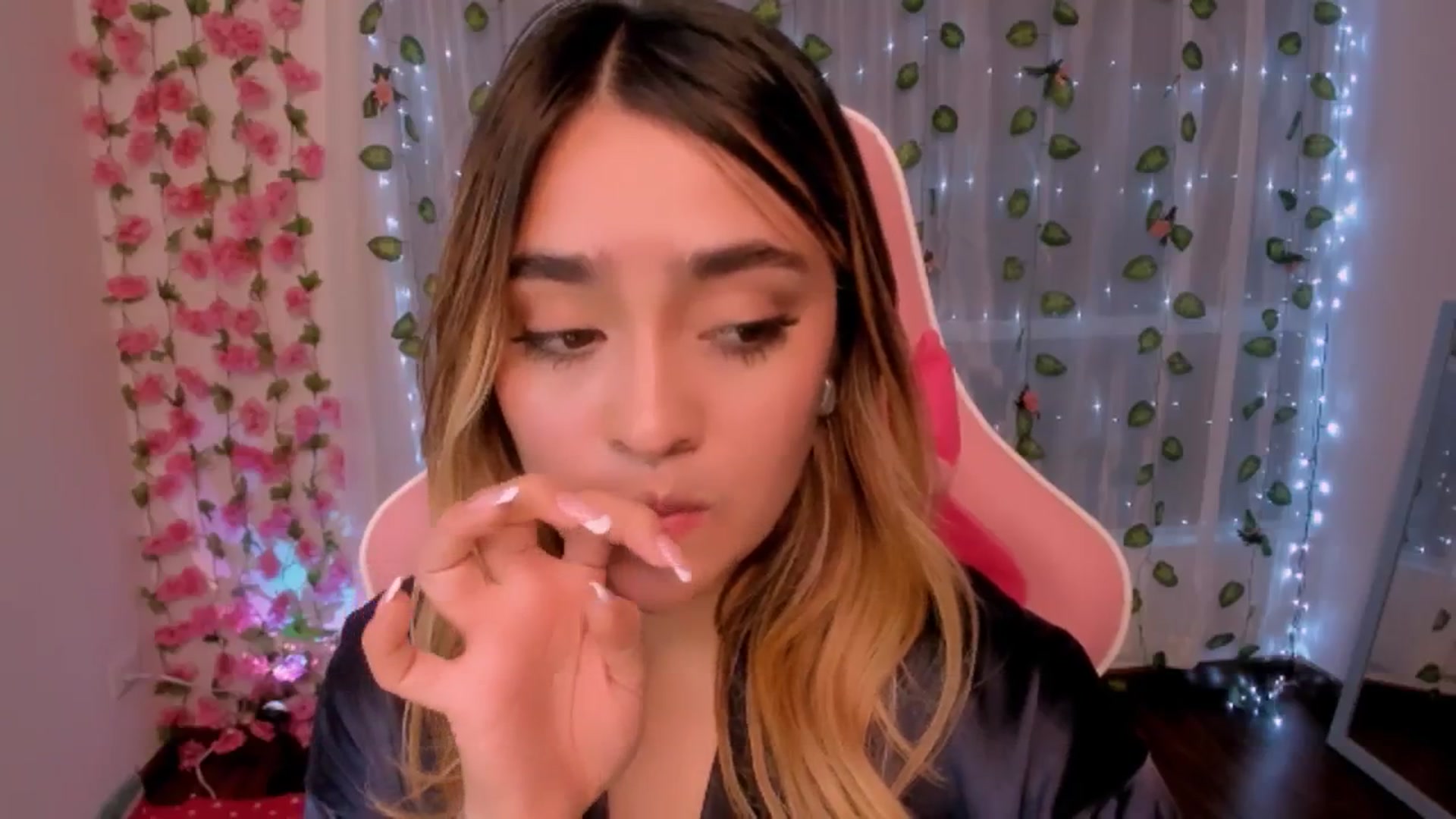 Gallery image thumbnail from Sugar_h0ney's myfreecams stream on, 08/19/2024, 06:16 image 11 of 20