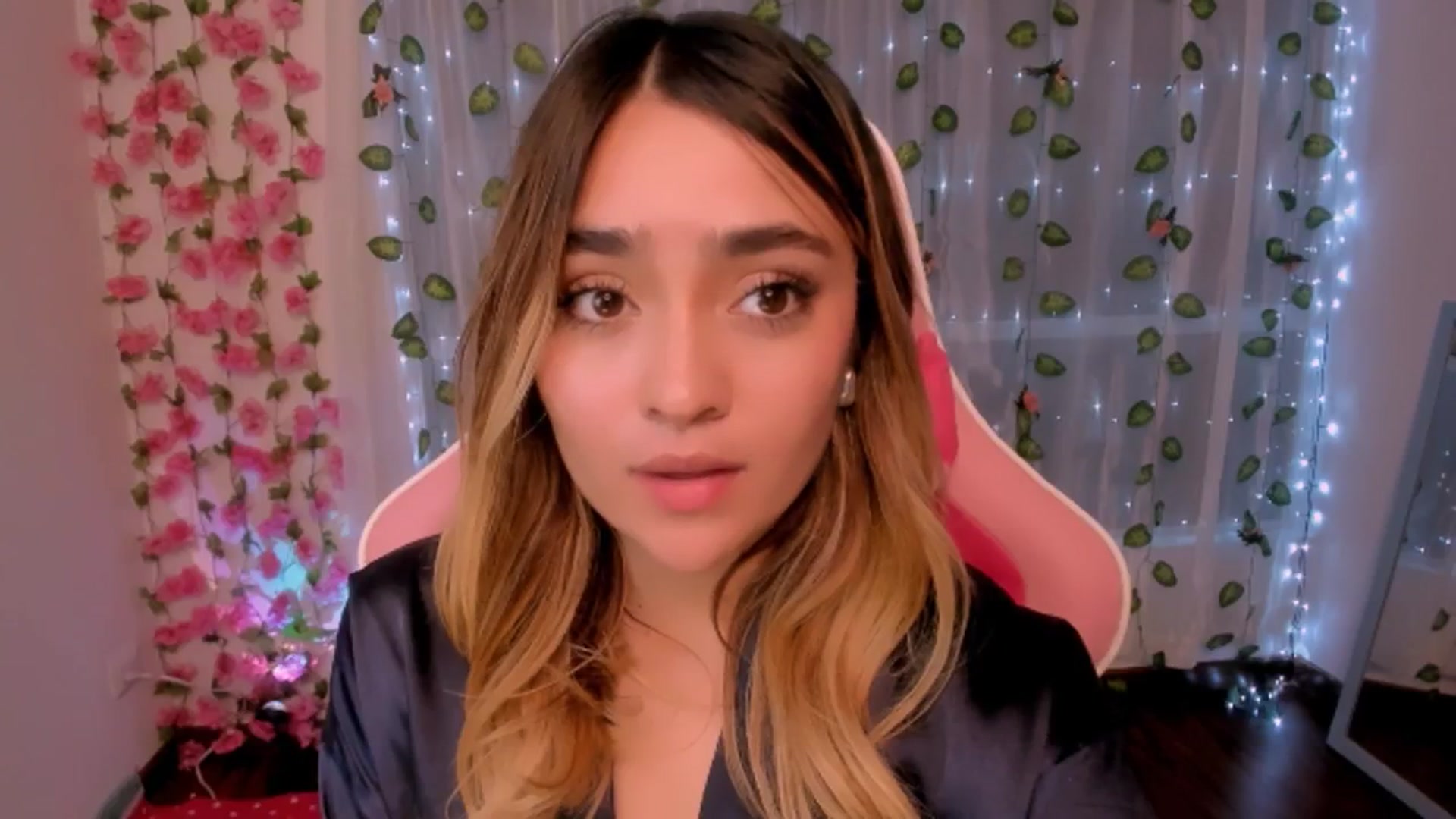 Gallery image thumbnail from Sugar_h0ney's myfreecams stream on, 08/19/2024, 06:16 image 16 of 20