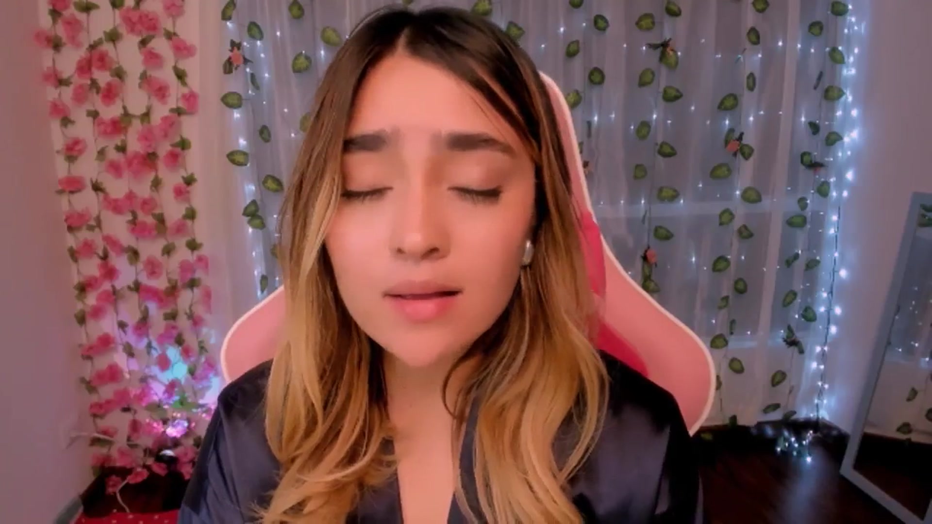 Gallery image thumbnail from Sugar_h0ney's myfreecams stream on, 08/19/2024, 06:16 image 17 of 20