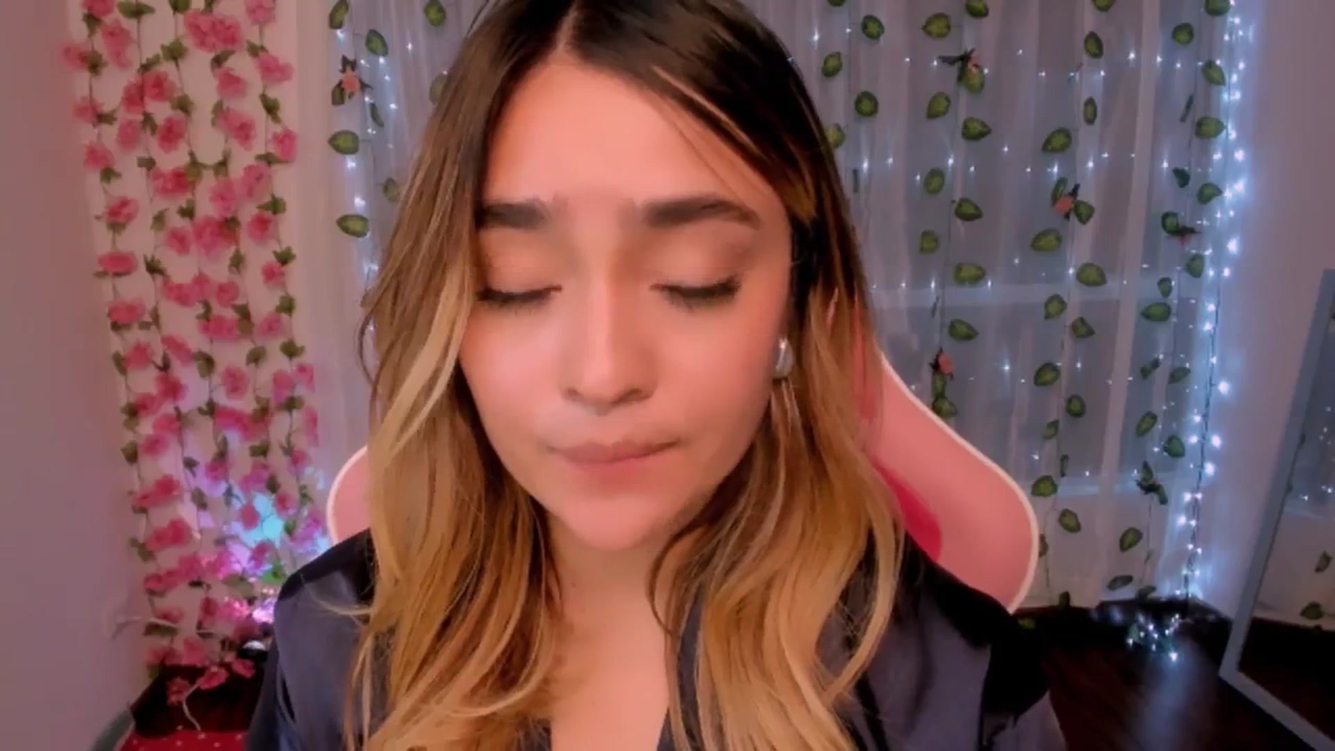 Gallery image thumbnail from Sugar_h0ney's myfreecams stream on, 08/19/2024, 06:16 image 18 of 20