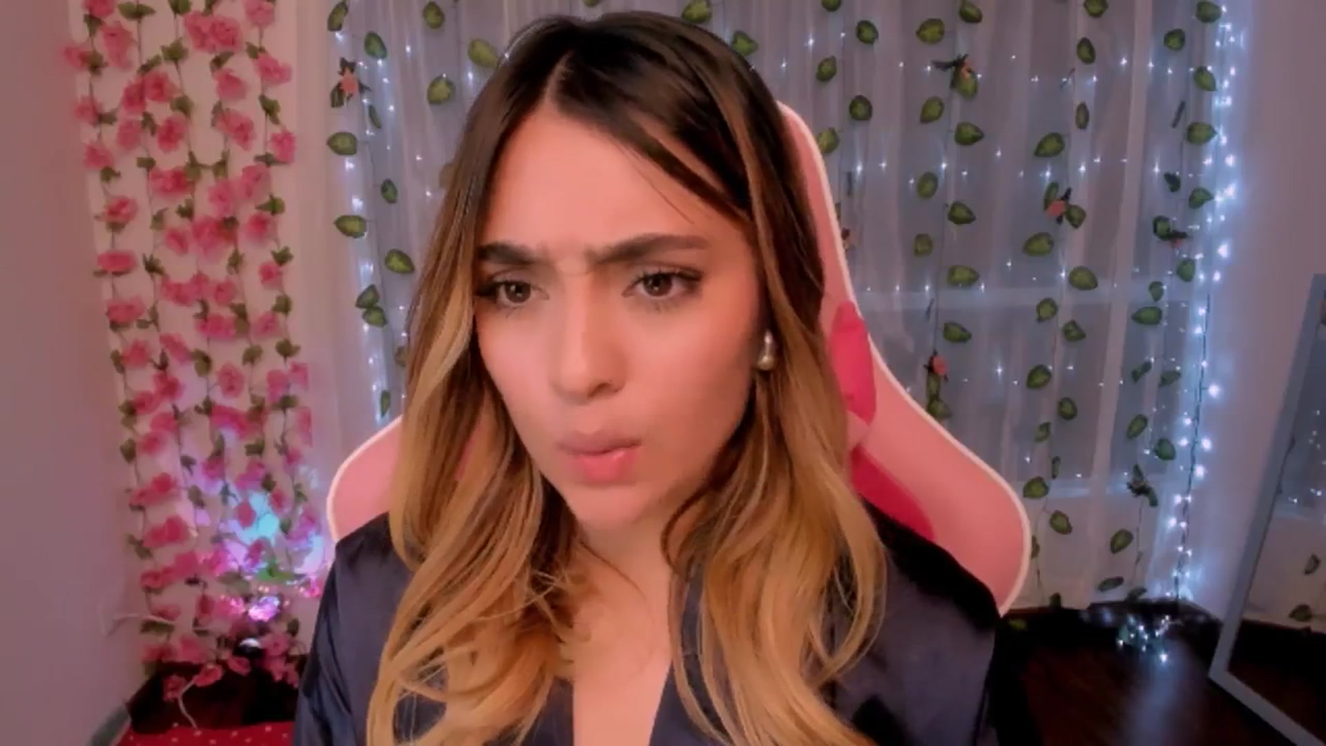 Gallery image thumbnail from Sugar_h0ney's myfreecams stream on, 08/19/2024, 06:16 image 14 of 20