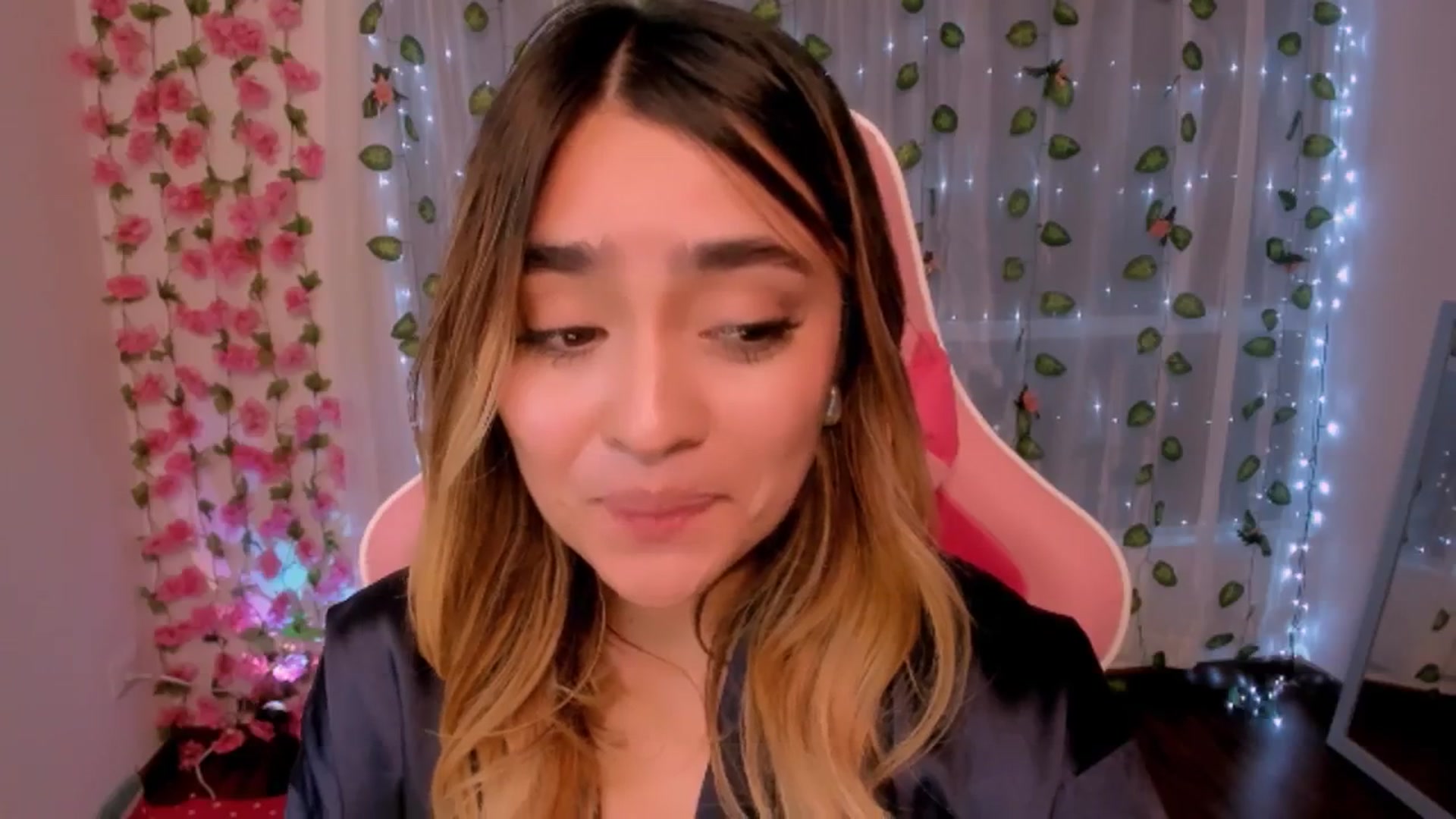 Gallery image thumbnail from Sugar_h0ney's myfreecams stream on, 08/19/2024, 06:16 image 15 of 20