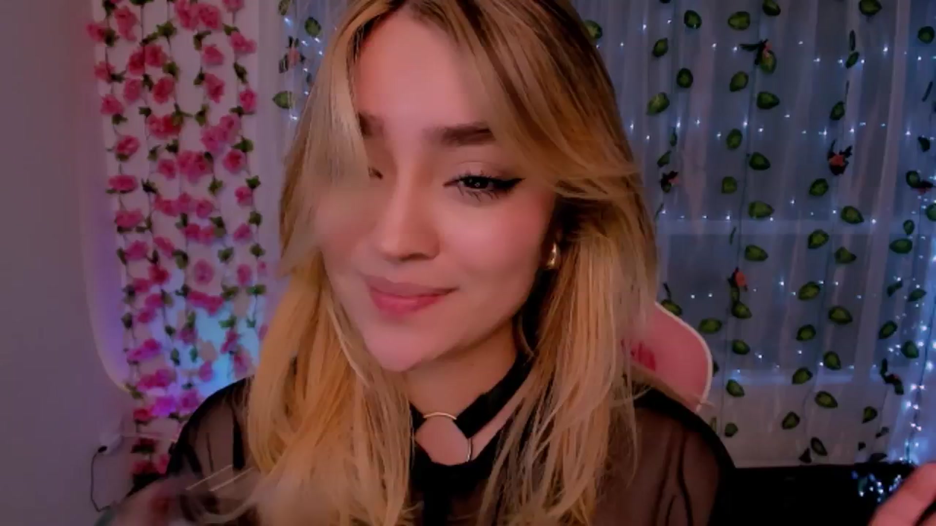 Gallery image thumbnail from Sugar_h0ney's myfreecams stream on, 09/24/2024, 02:29 image 9 of 20