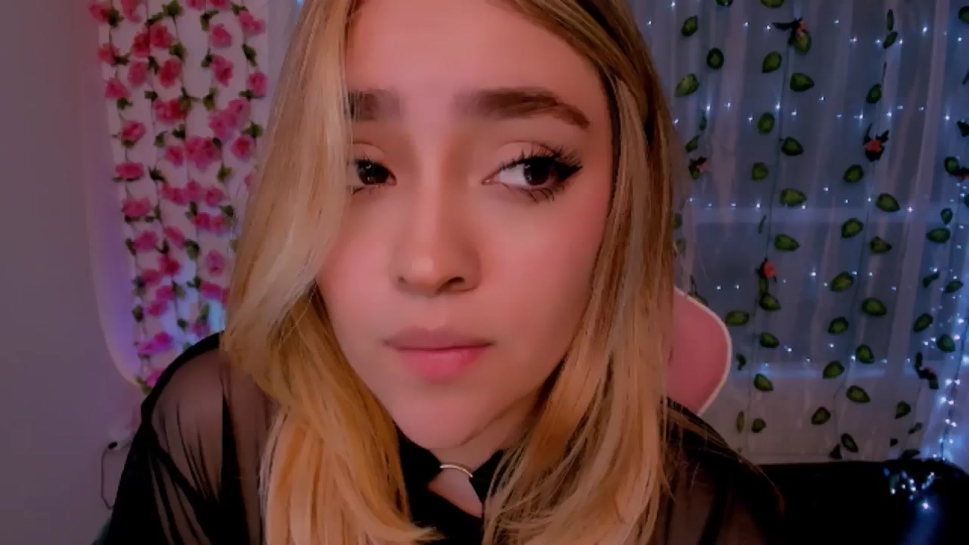 Gallery image thumbnail from Sugar_h0ney's myfreecams stream on, 09/24/2024, 02:29 image 11 of 20
