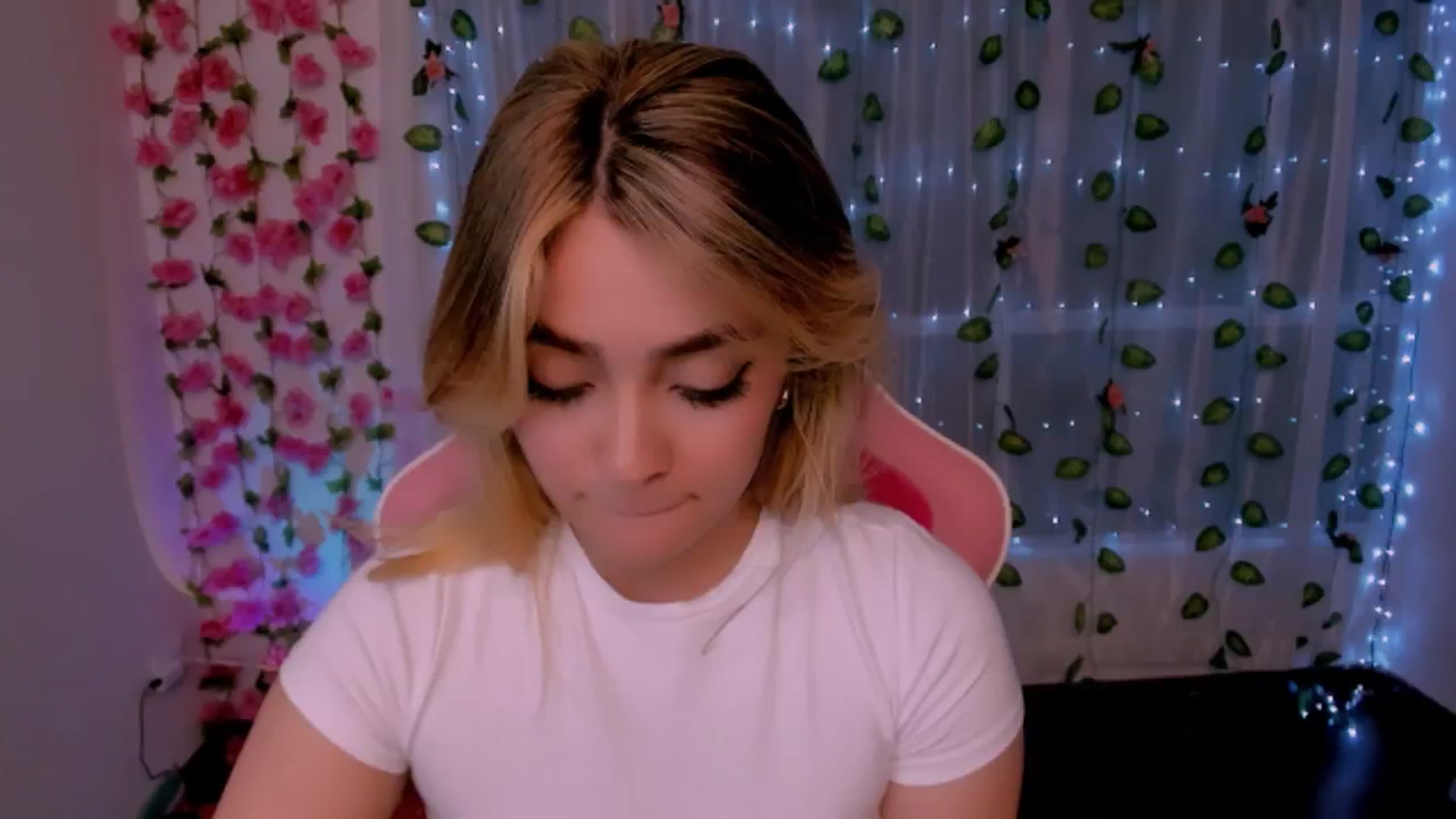 Gallery image thumbnail from Sugar_h0ney's myfreecams stream on, 09/24/2024, 02:29 image 19 of 20