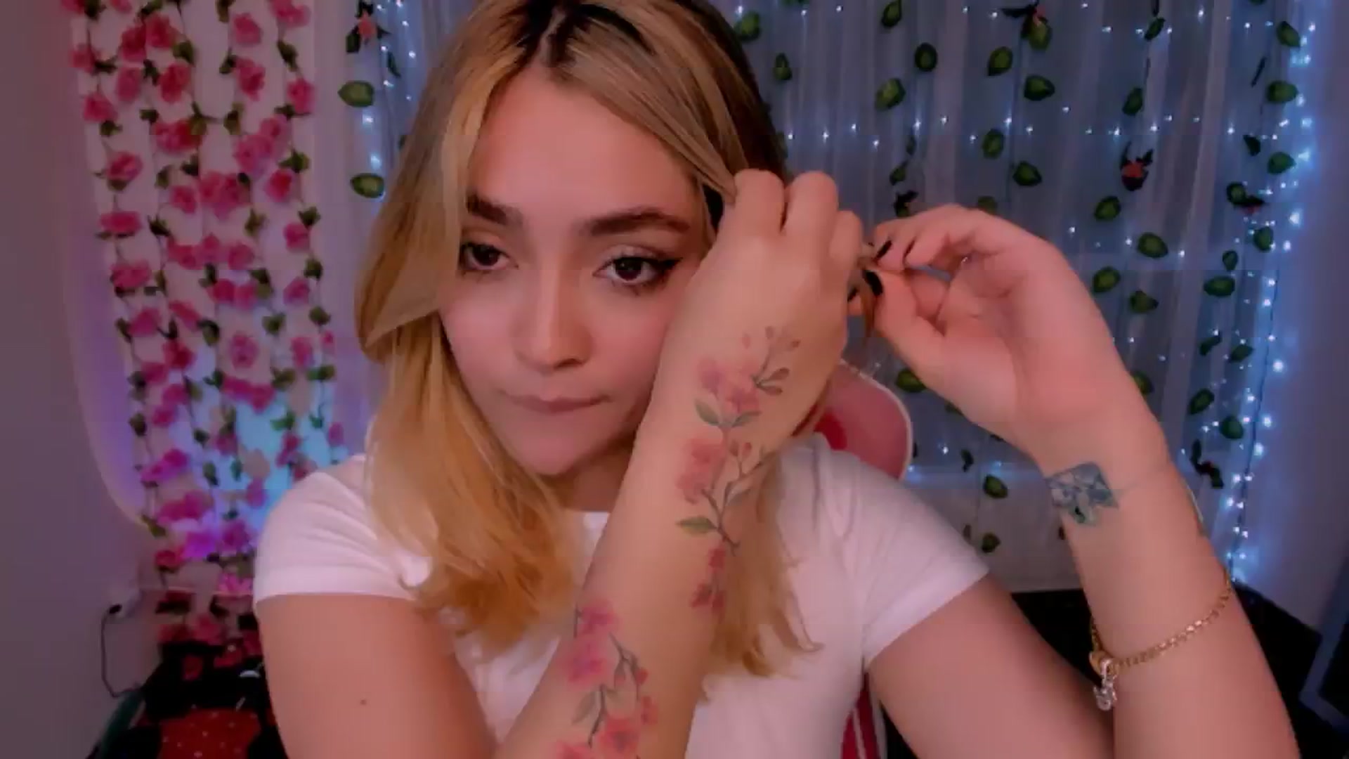 Gallery image thumbnail from Sugar_h0ney's myfreecams stream on, 09/24/2024, 02:29 image 14 of 20