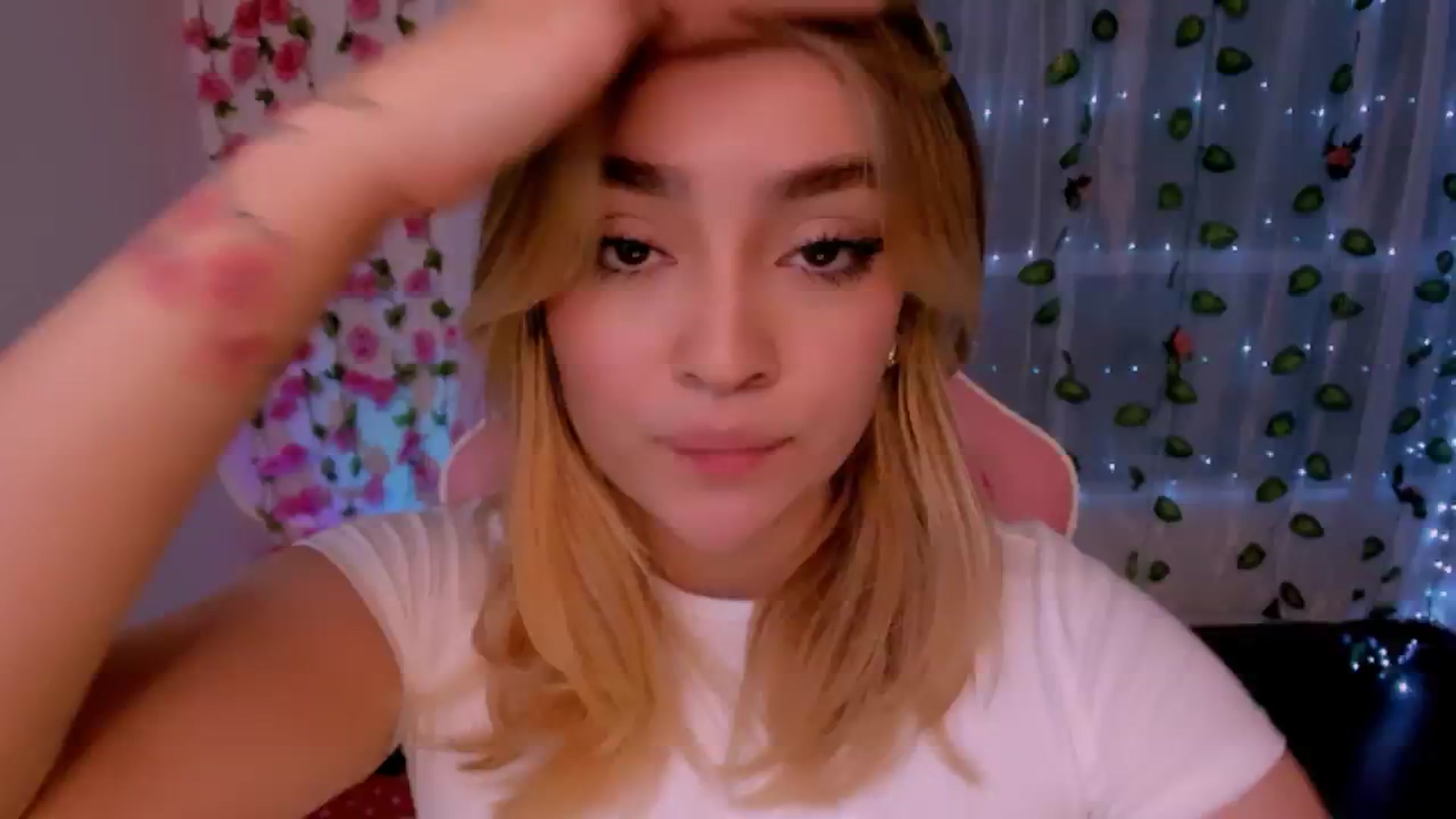 Gallery image thumbnail from Sugar_h0ney's myfreecams stream on, 09/24/2024, 02:29 image 18 of 20